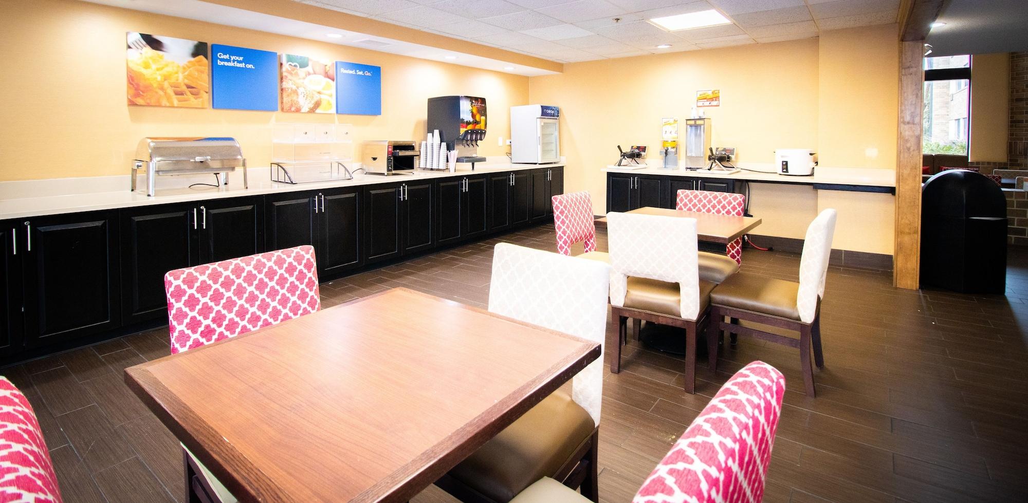 Bar/Salón Suburban Studios Arlington Heights – Elk Grove