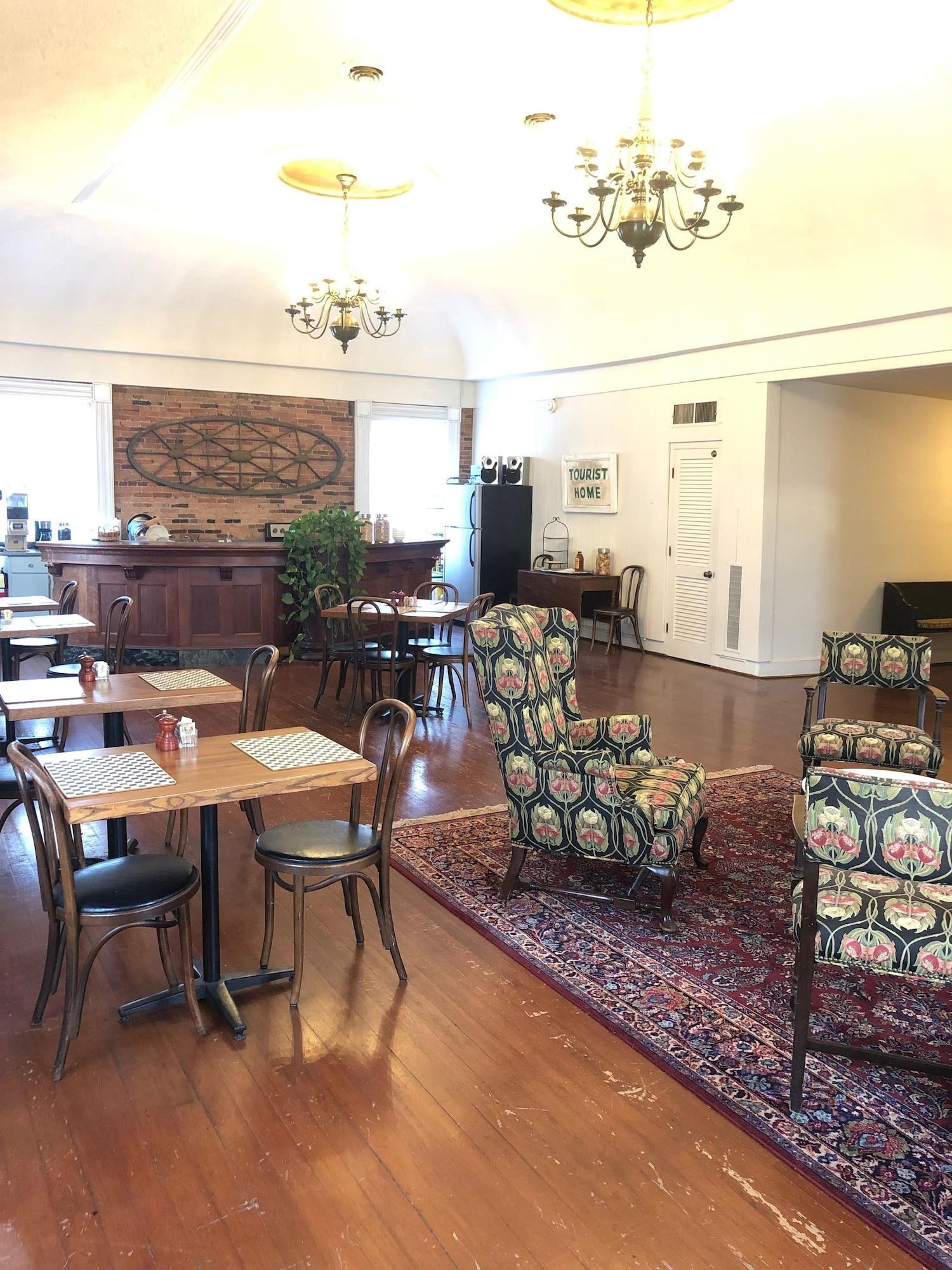 Vista Lobby Rogues' Harbor Inn