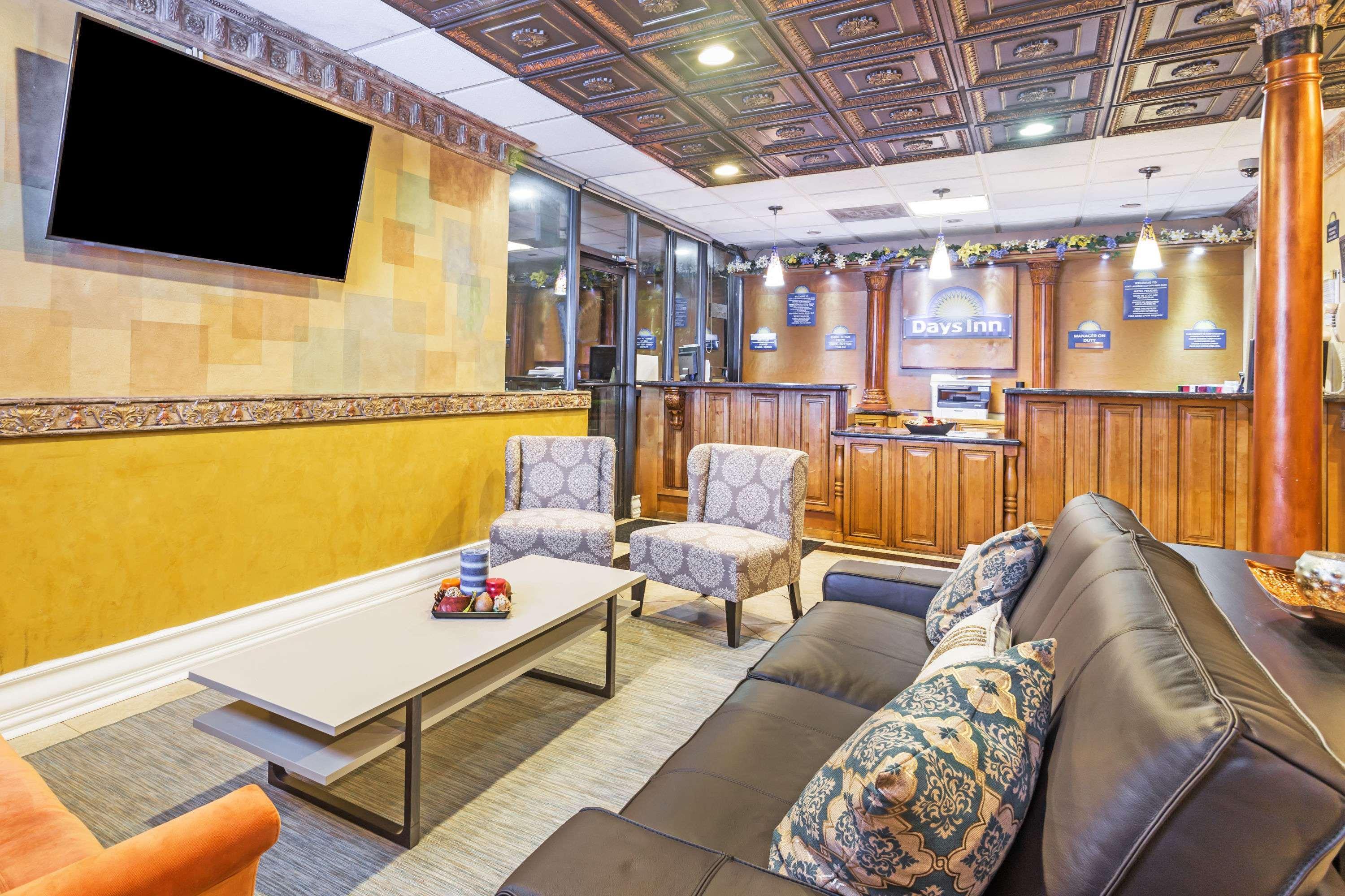 Vista Lobby Days Inn by Wyndham Fort Lauderdale-Oakland Park Airport N