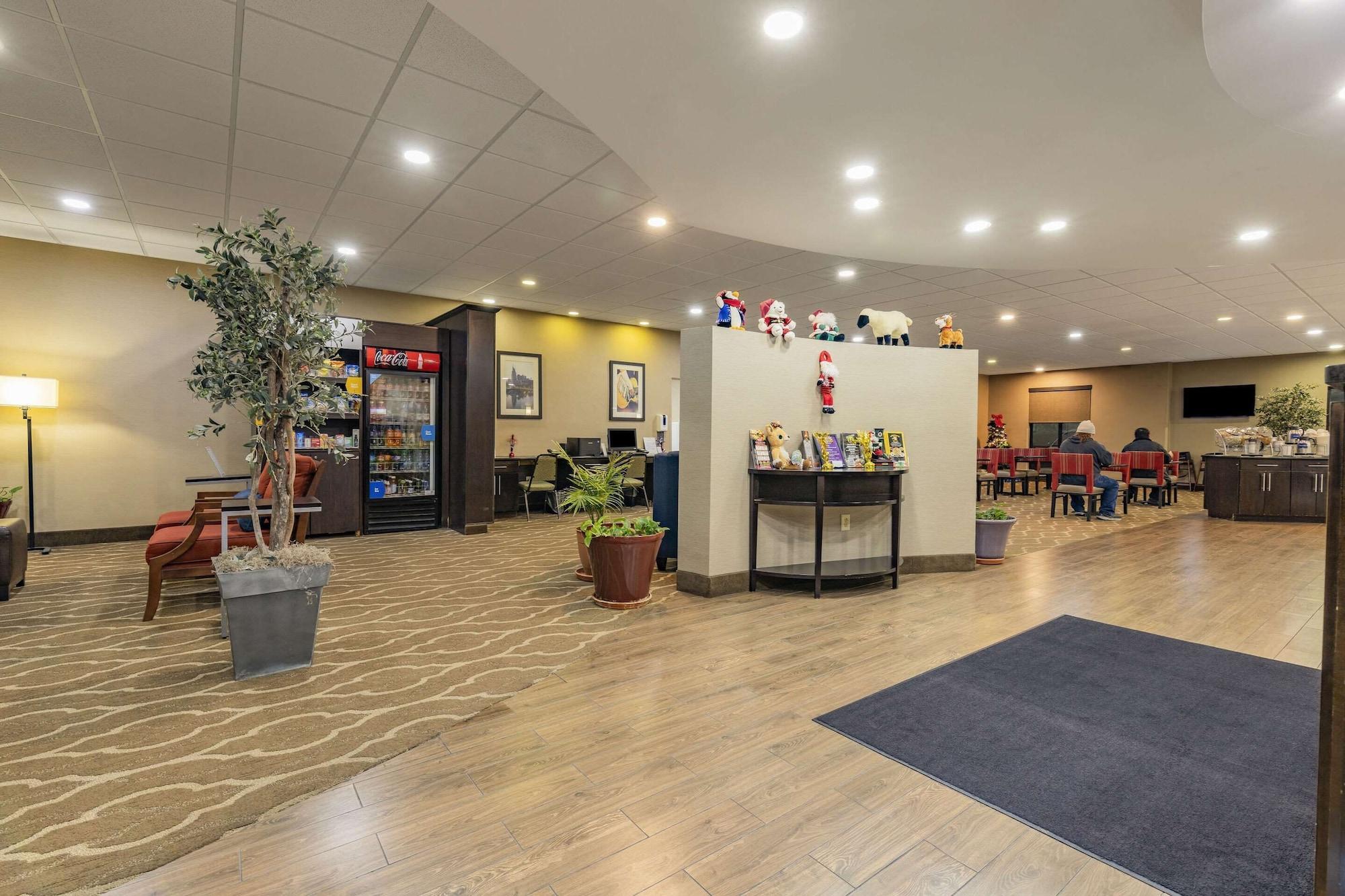Vista Lobby Comfort Suites Nashville near Percy Priest Lake