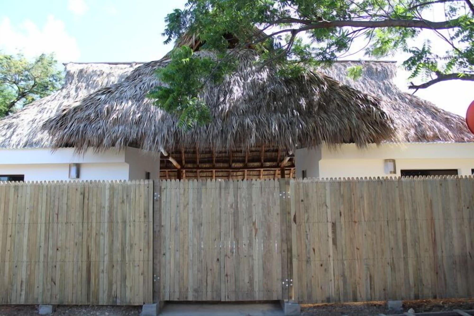 Vista Exterior Machele' s Place Beachside Hotel & Pool