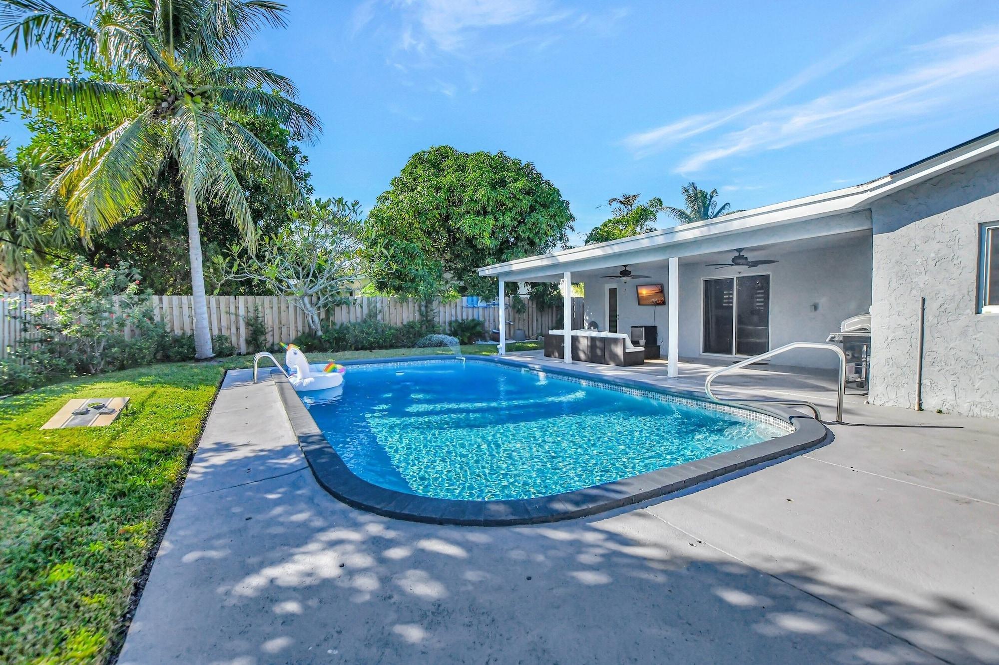 Varios Boca Beauty - Stylish Home With Pool 3 Bedroom Home by RedAwning