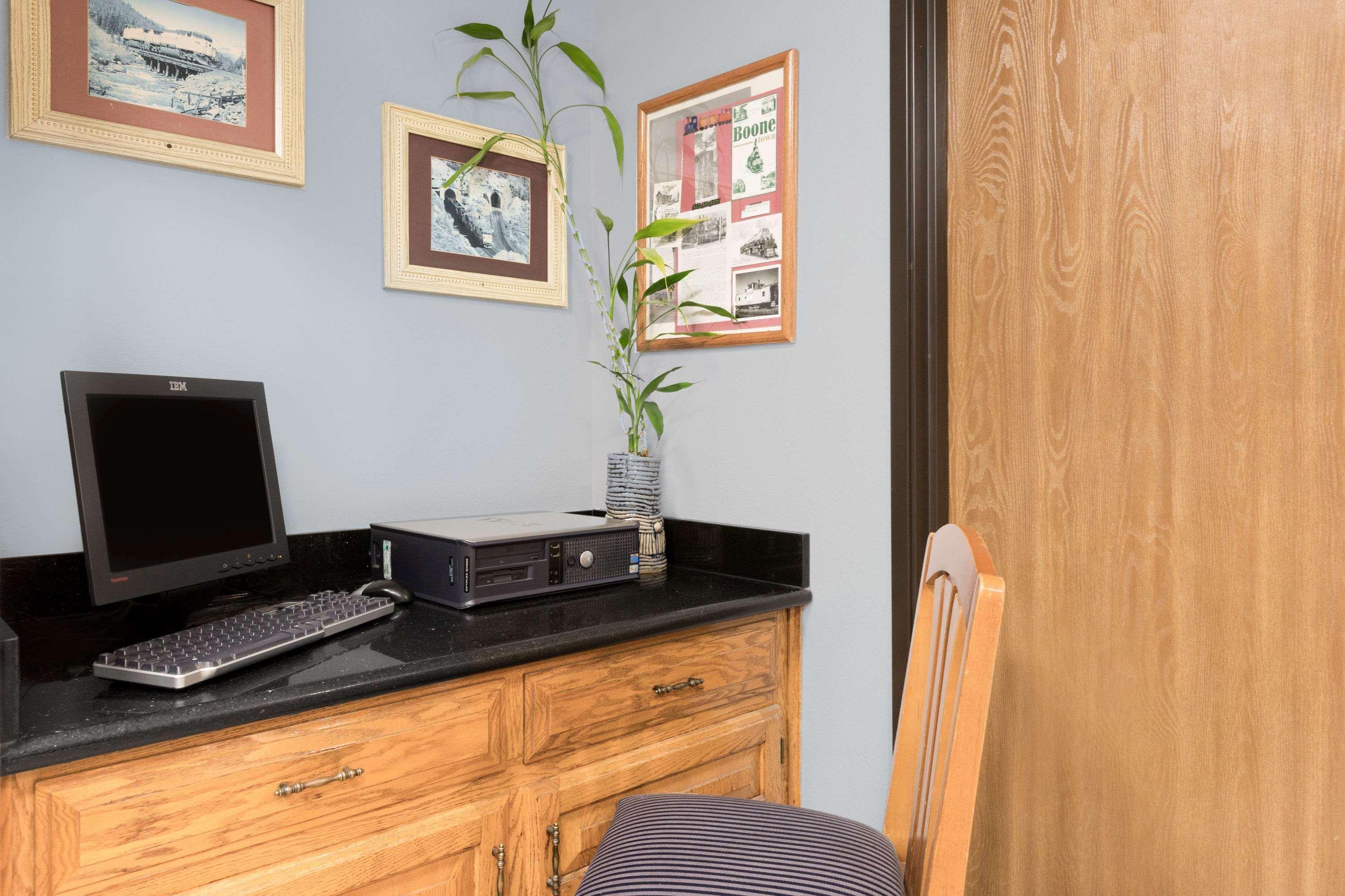 Centro de Negocios Super 8 by Wyndham Boone