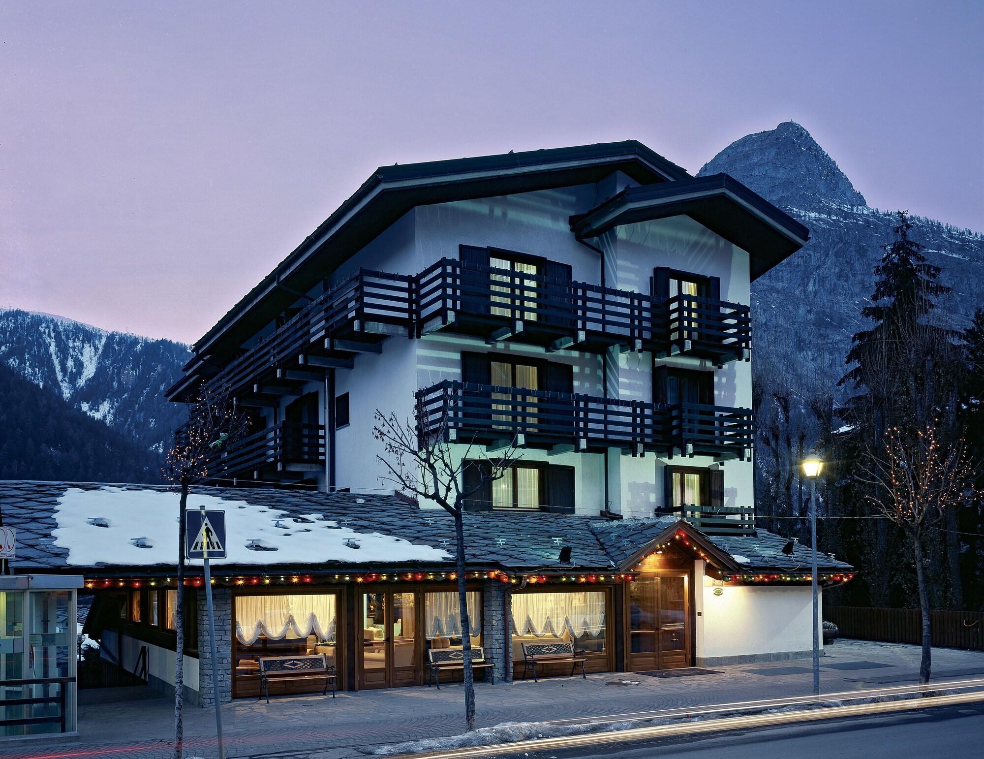 Vista Exterior Hotel Les Jumeaux Courmayeur
