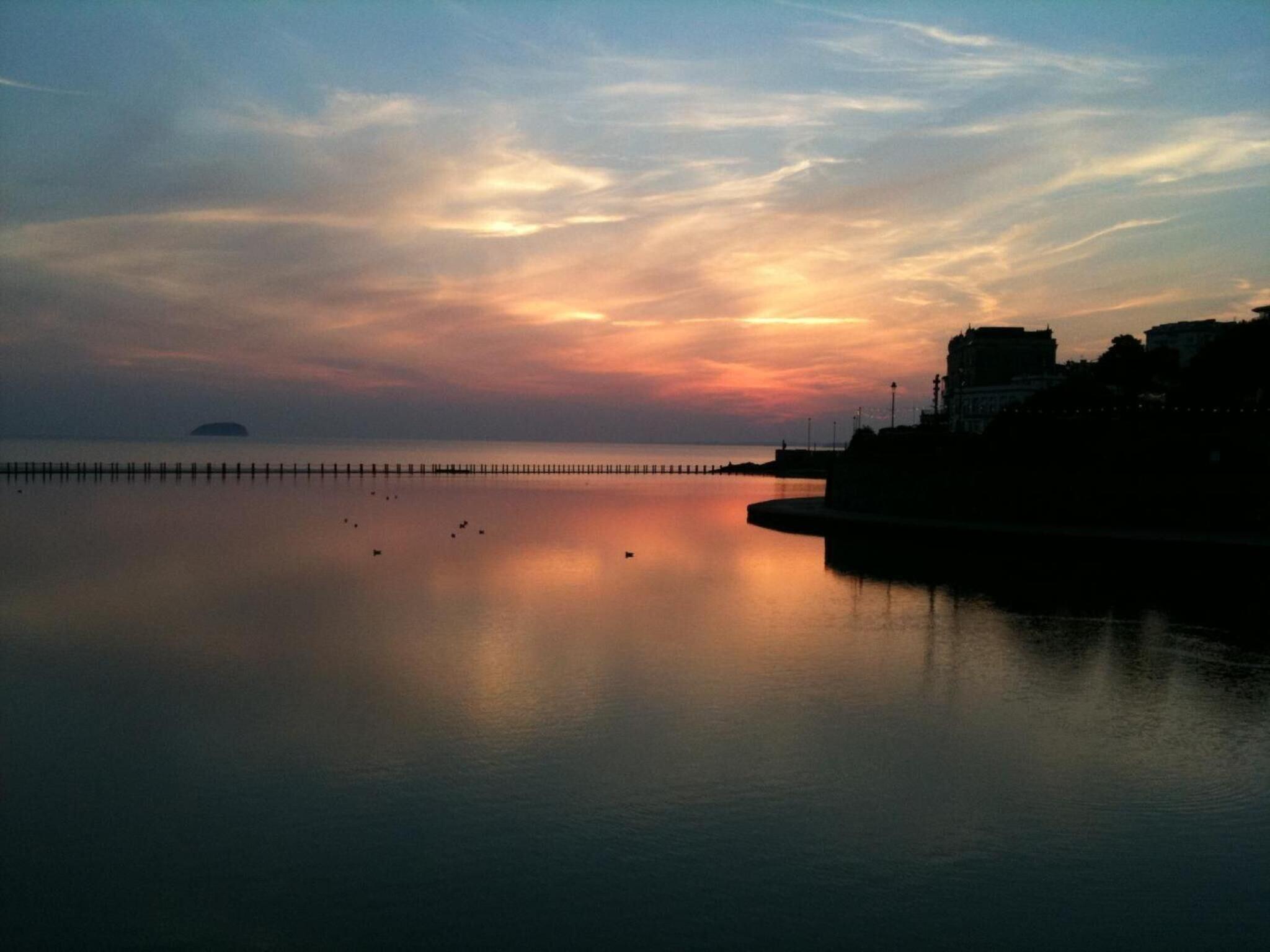 Varios Queenswood Hotel