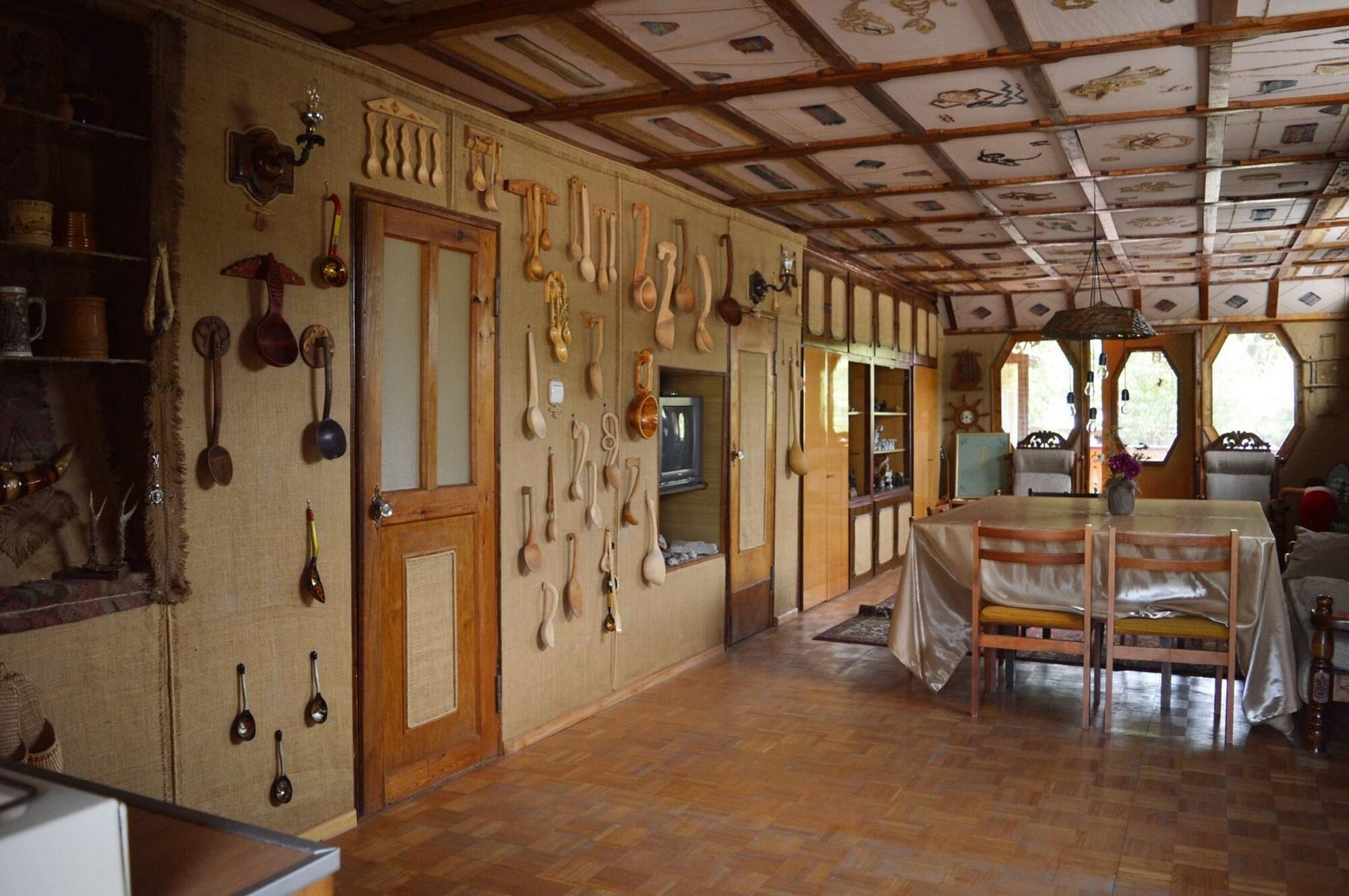 Varios Artsiv Guesthouse