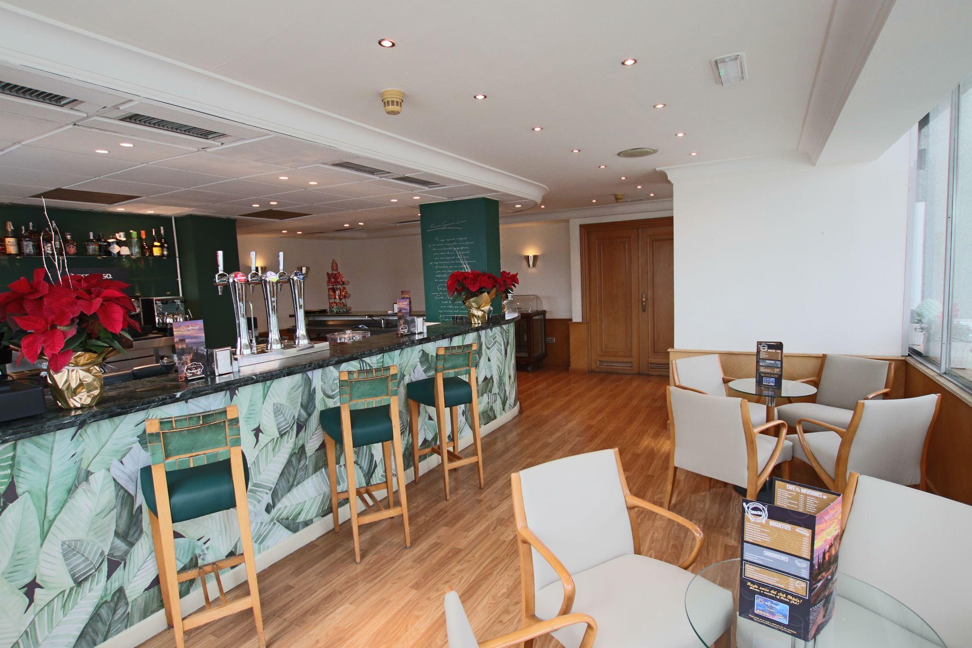 Bar/Salón Ohtels San Anton Granada