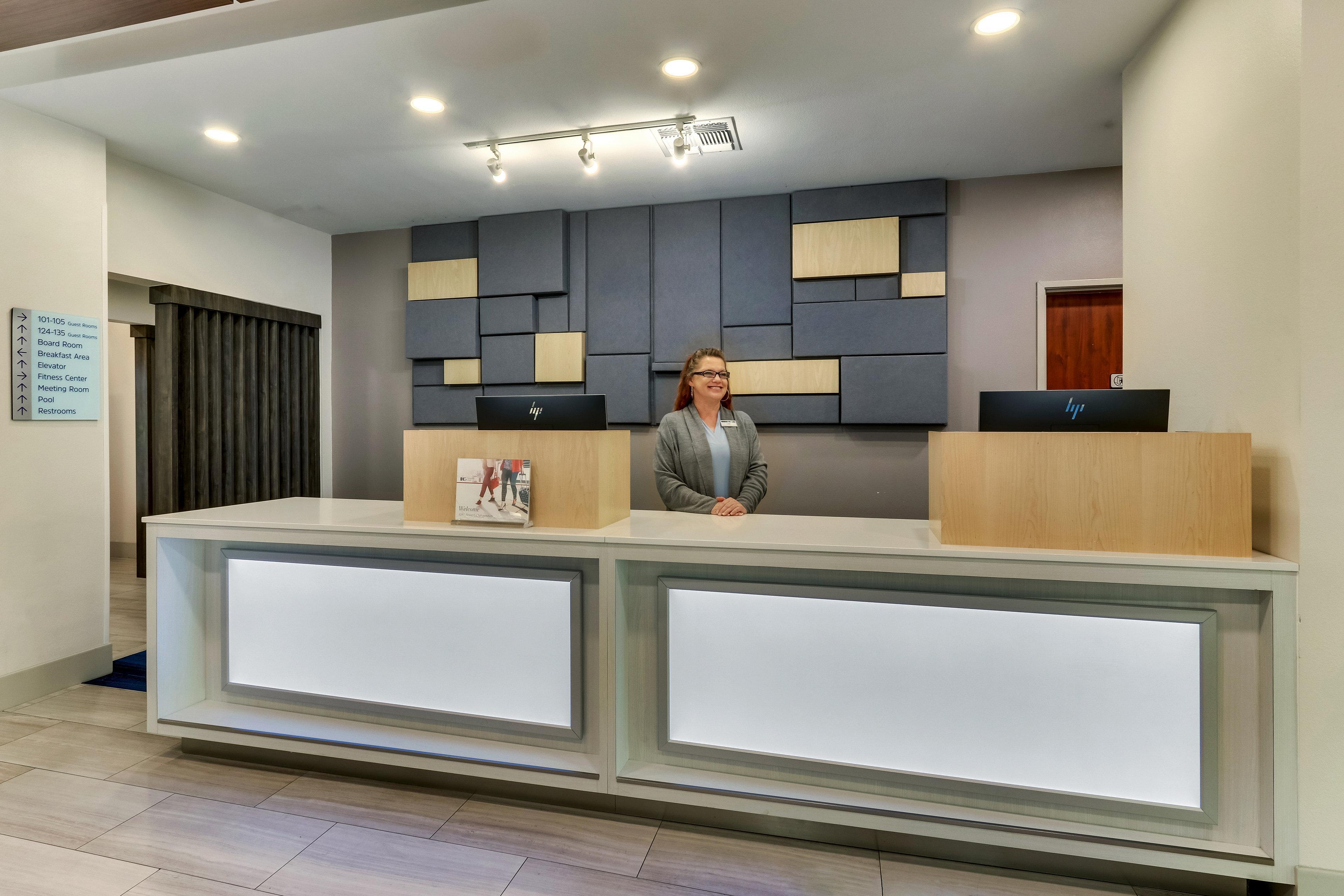 Vista Lobby Holiday Inn Express & Suites Waxahachie by IHG