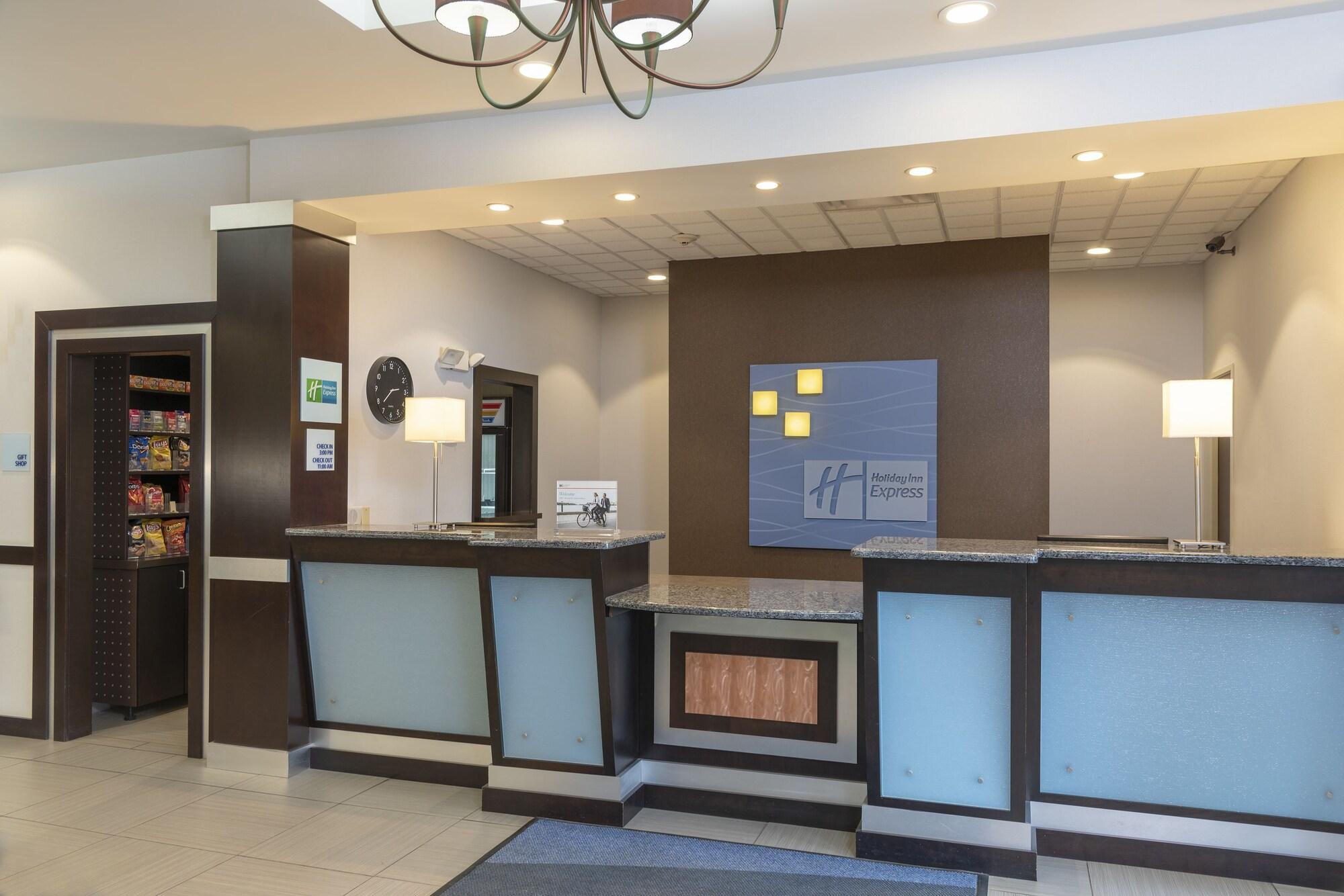 Vista Lobby Holiday Inn Express Hotel & Suites New Philadelphia by IHG