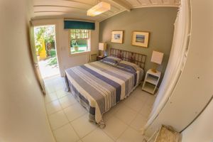 Alquiler Vacacional - Deslumbrante Casa de Frente para Praia de Manguinhos com Seis Quartos Por Luxury Rentals