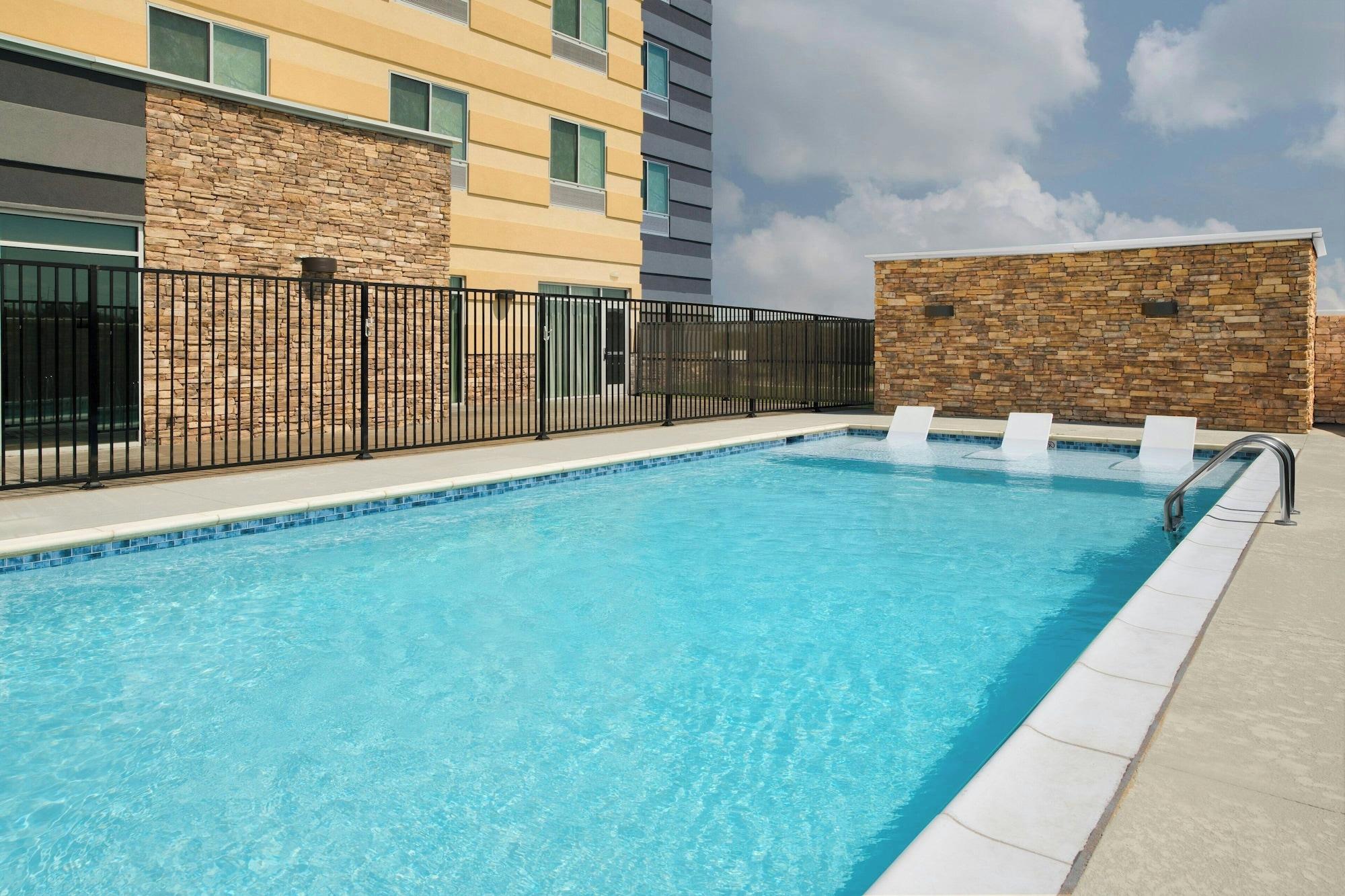 Vista Piscina Fairfield by Marriott Inn & Suites DeSoto Dallas South