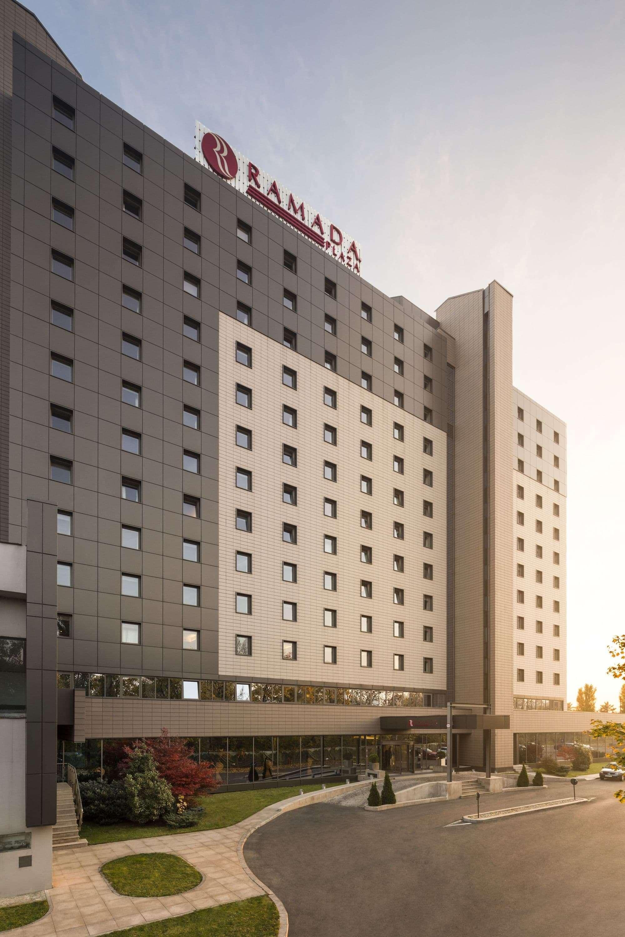 Vista Exterior Ramada Plaza by Wyndham Bucharest Convention Center