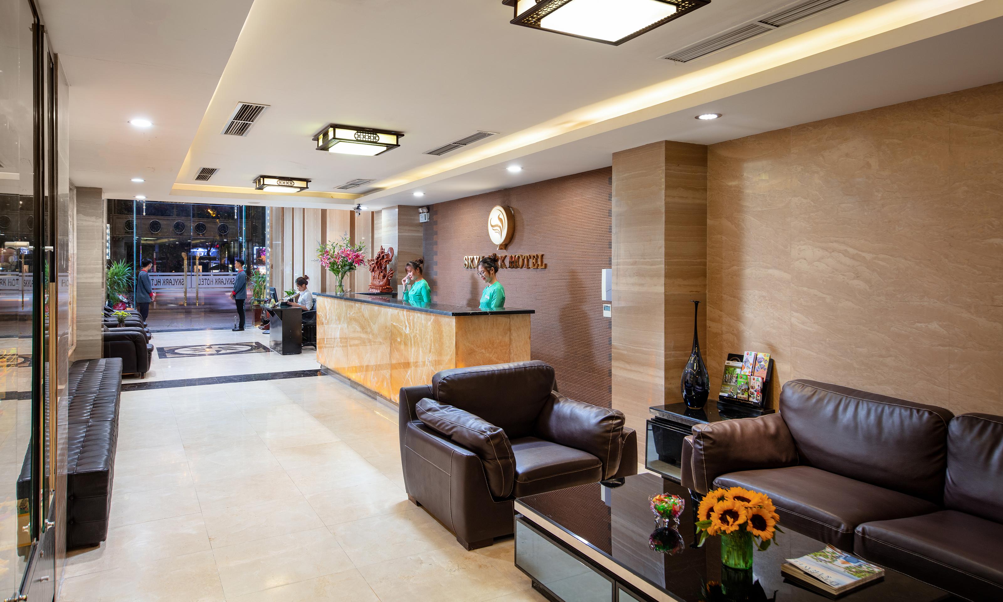 Vista Lobby Skylark Hotel