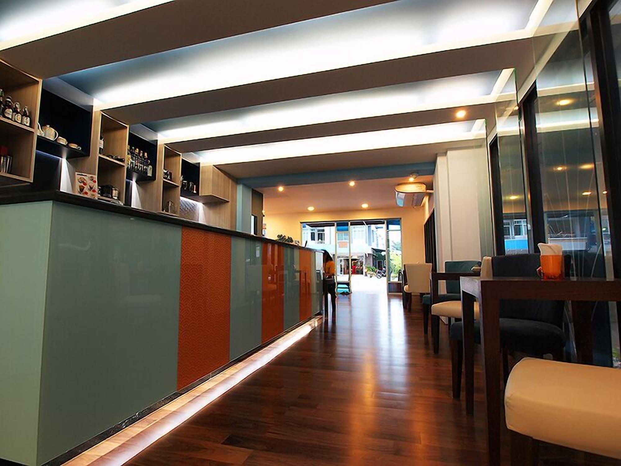Bar/Salón Apo Hotel