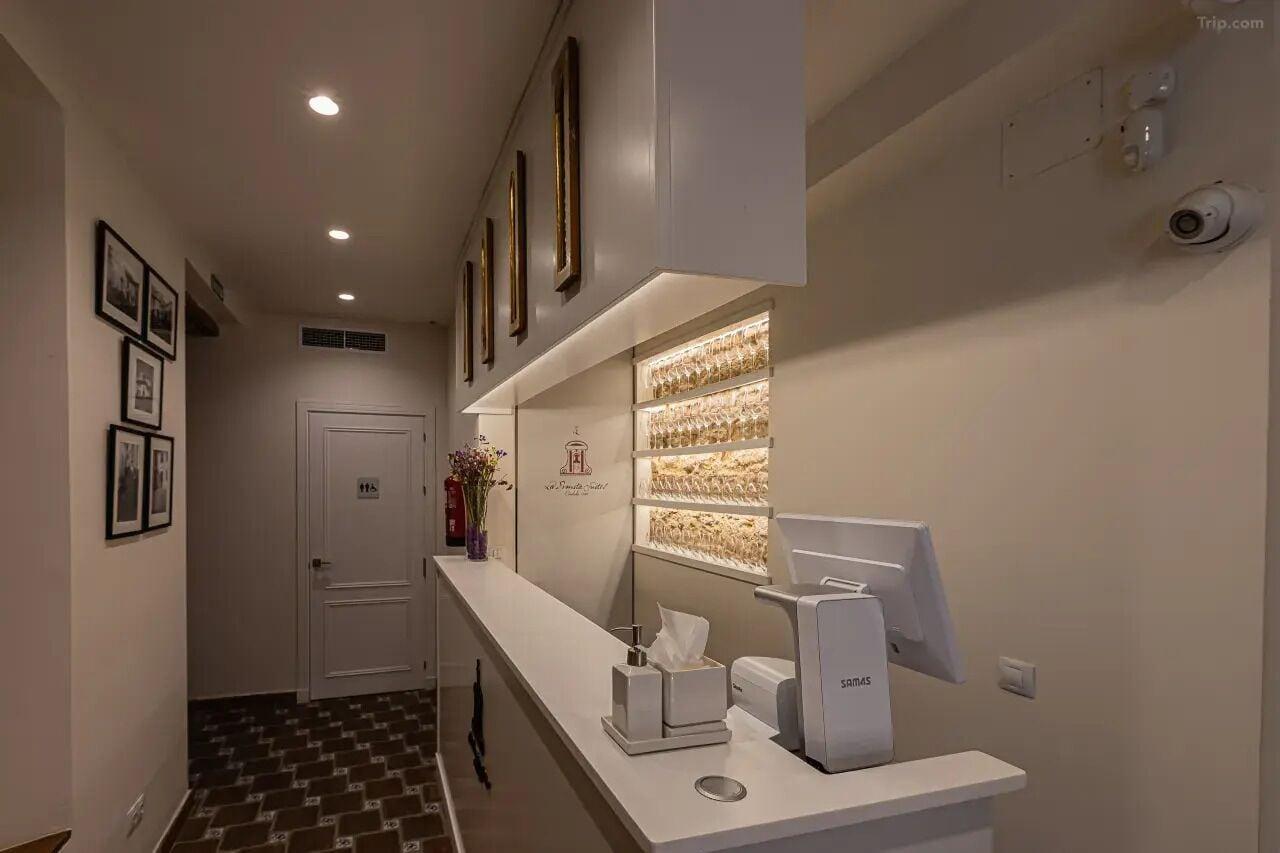 Bar/Salón Hotel Boutique La Ermita Suites, The Only officially designated "Monument Hotel" in Córdoba