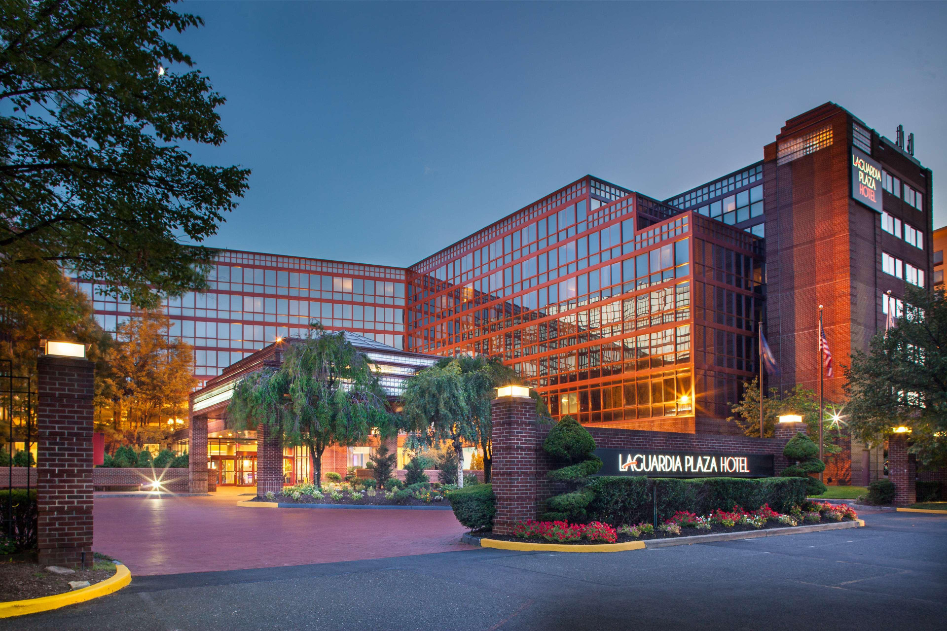 Vista Exterior DoubleTree by Hilton New York LaGuardia Airport