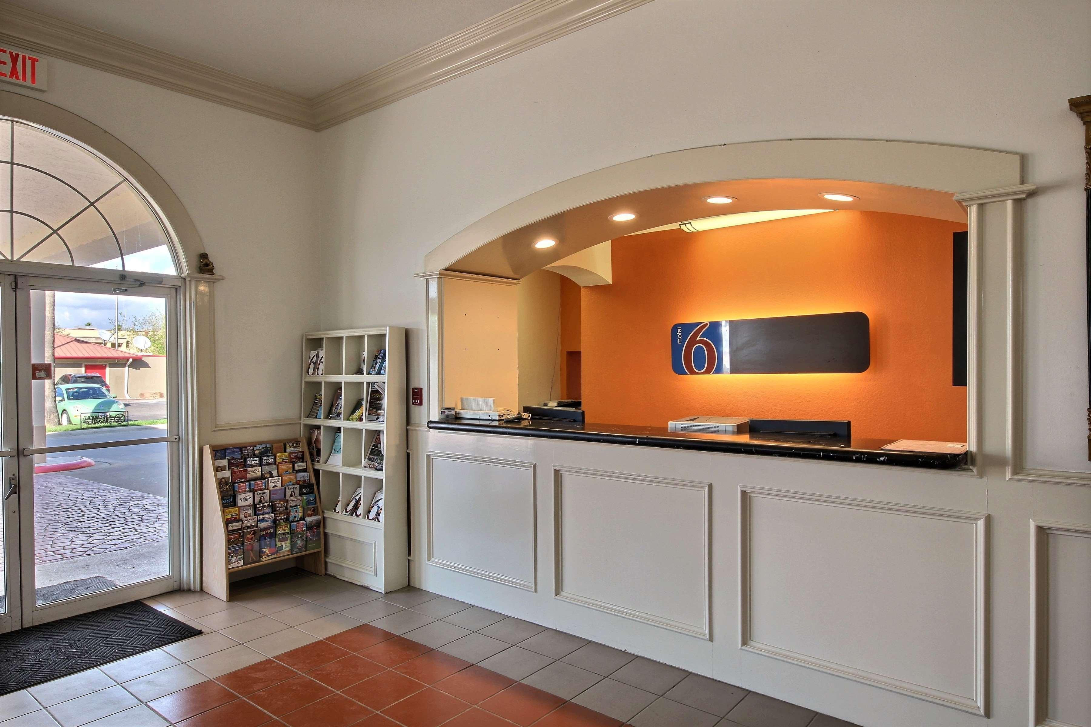 Vista Lobby Motel 6 Edinburg