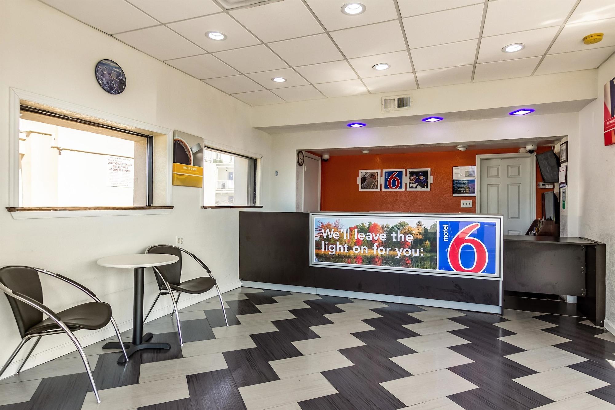 Vista Lobby Motel 6 Elizabeth, NJ - Newark Liberty Intl Airport