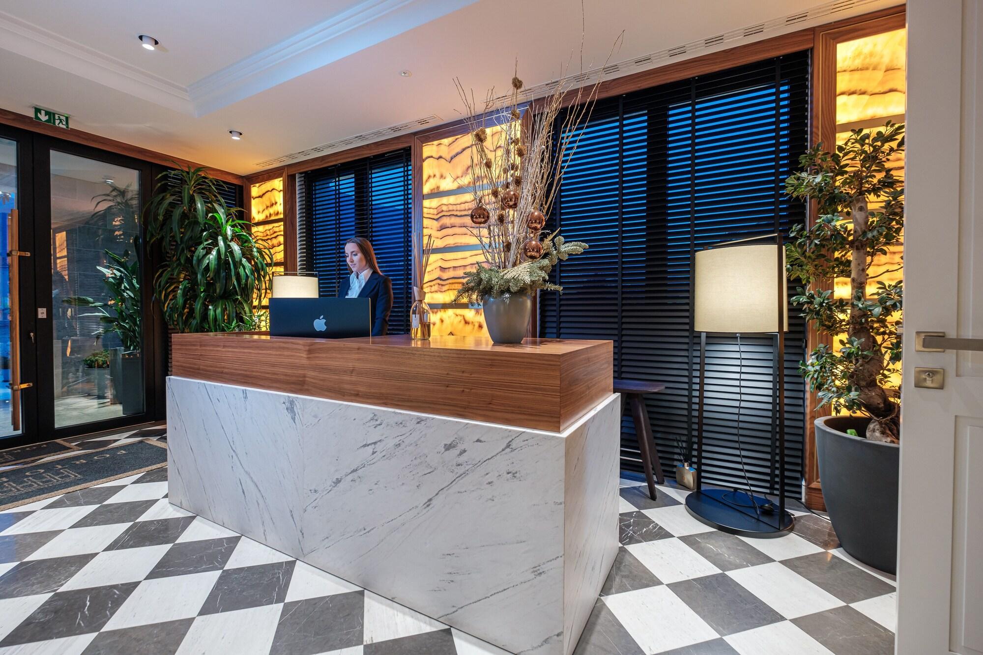 Vista Lobby Porto Palace