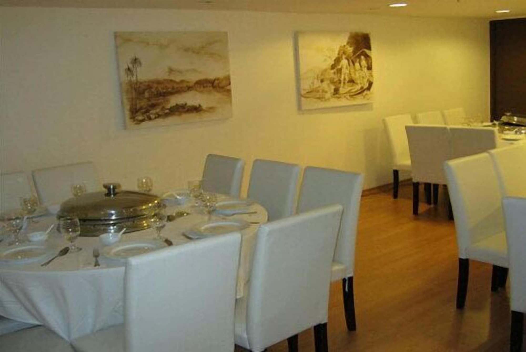 Restaurant Grand Dormani Rajah Court Hotel