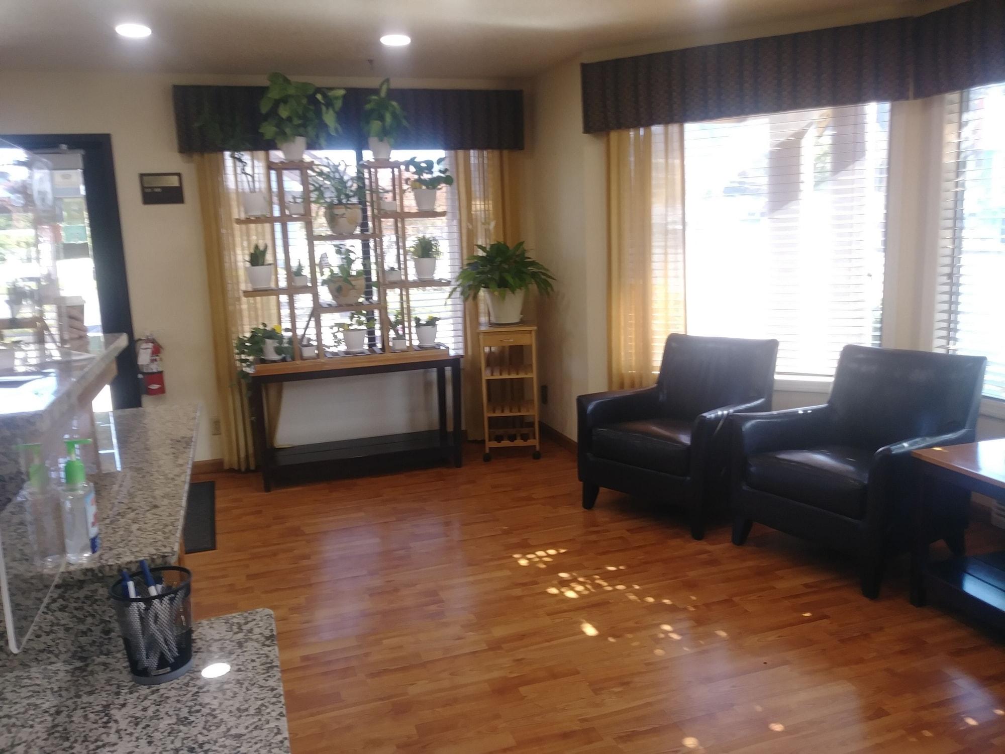 Vista Lobby Oakridge Inn & Suites