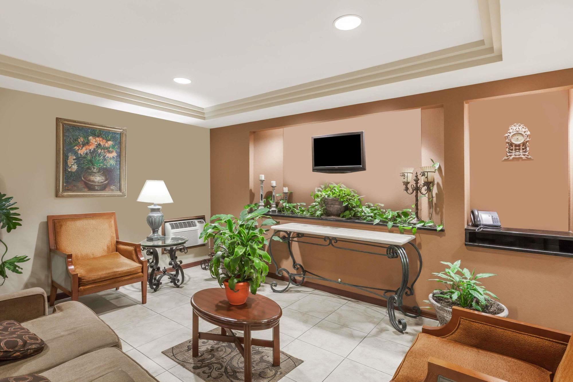 Vista Lobby Travelodge Inn And Suites Albany