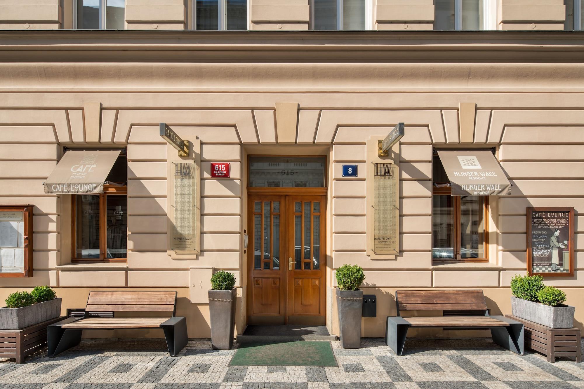 Vista Exterior Hunger Wall Residence