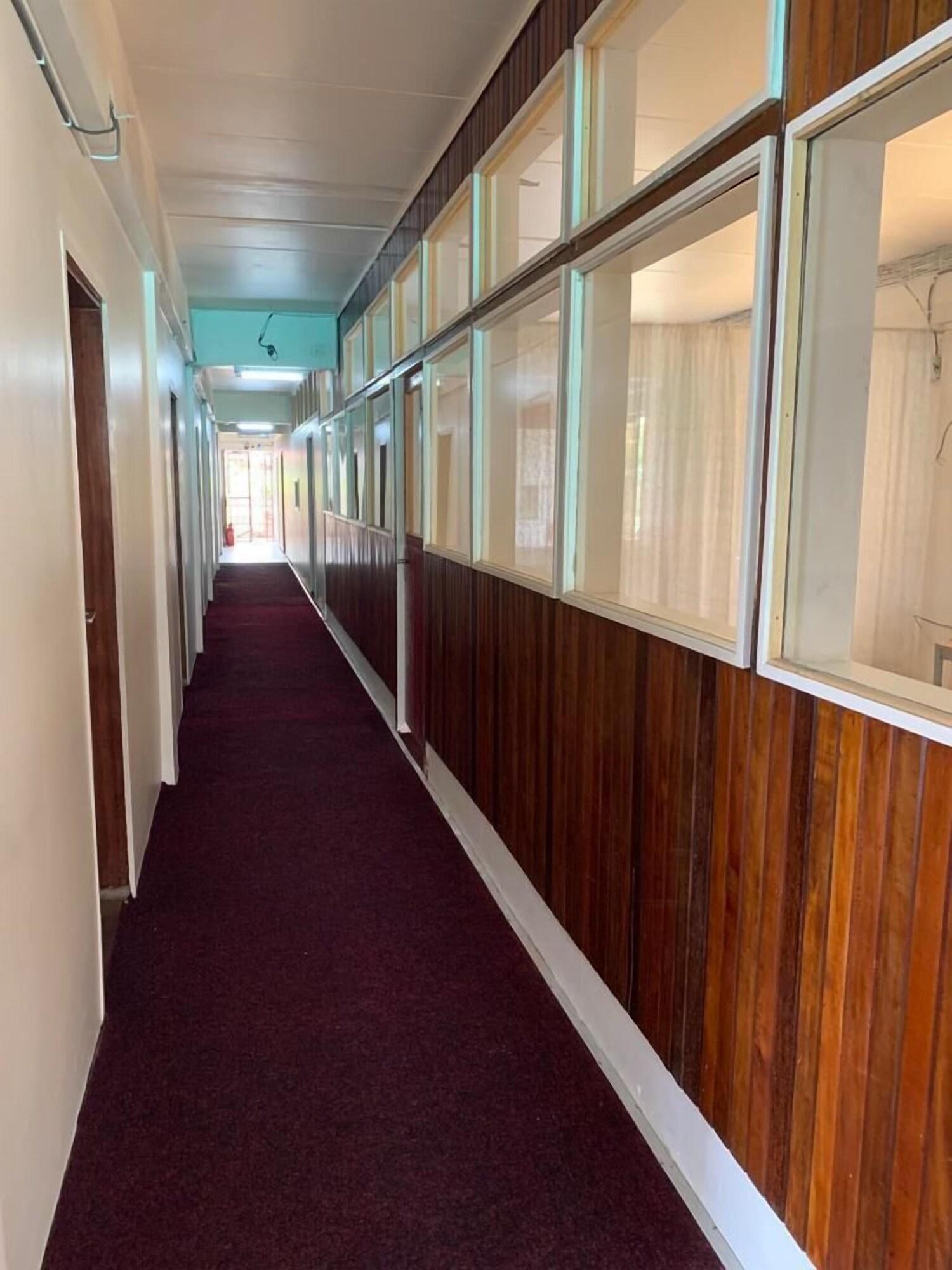 Varios Hotel Midnight