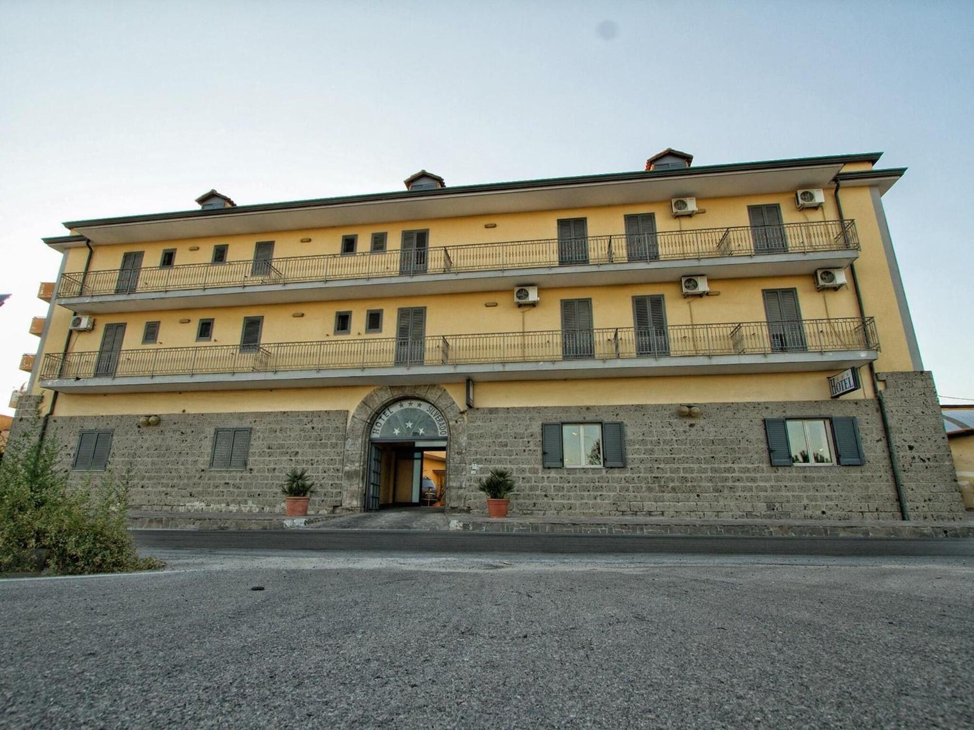 Vista Exterior Hotel Silverado
