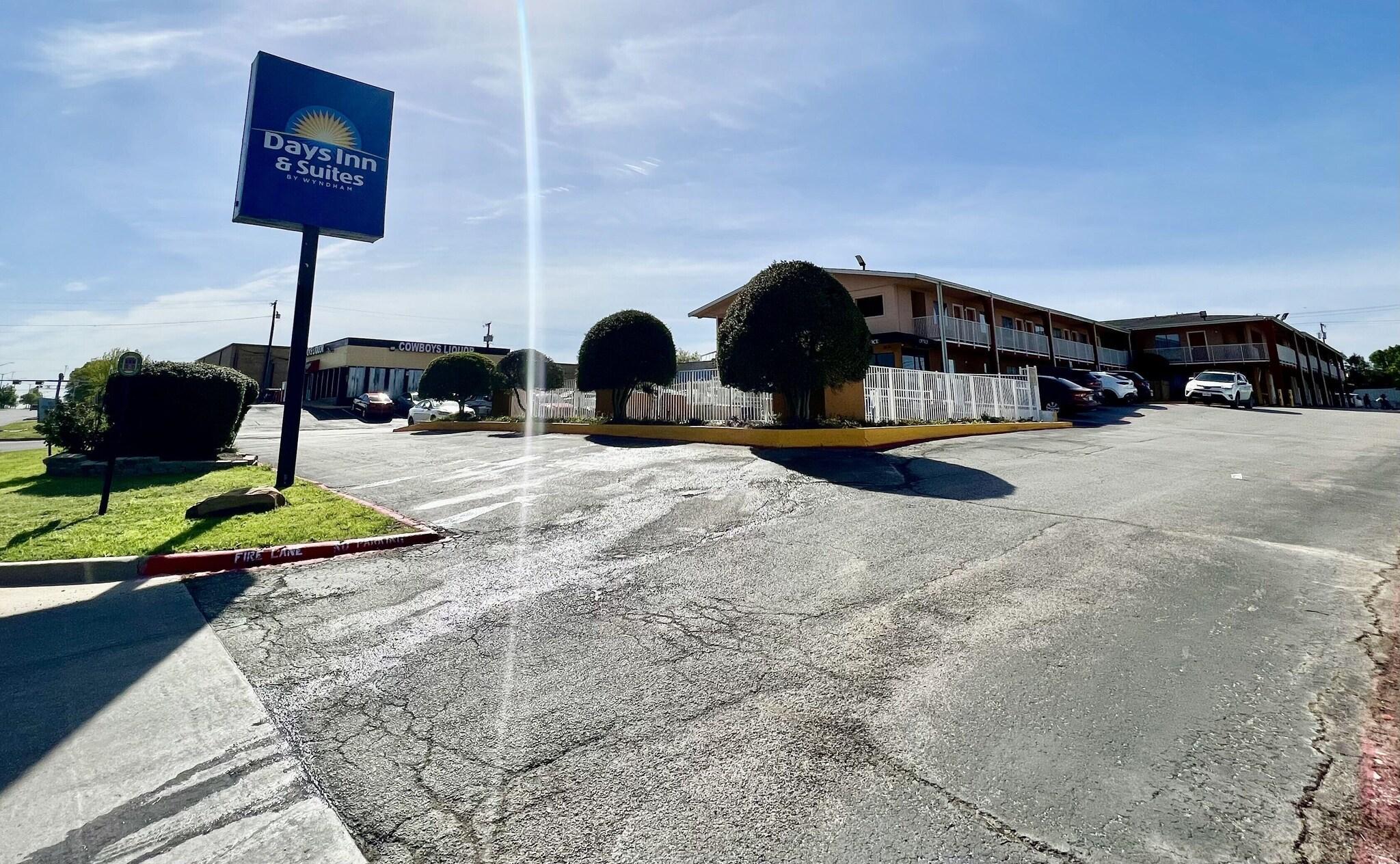 Vista Exterior Days Inn & Suites by Wyndham Arlington Near Six Flags