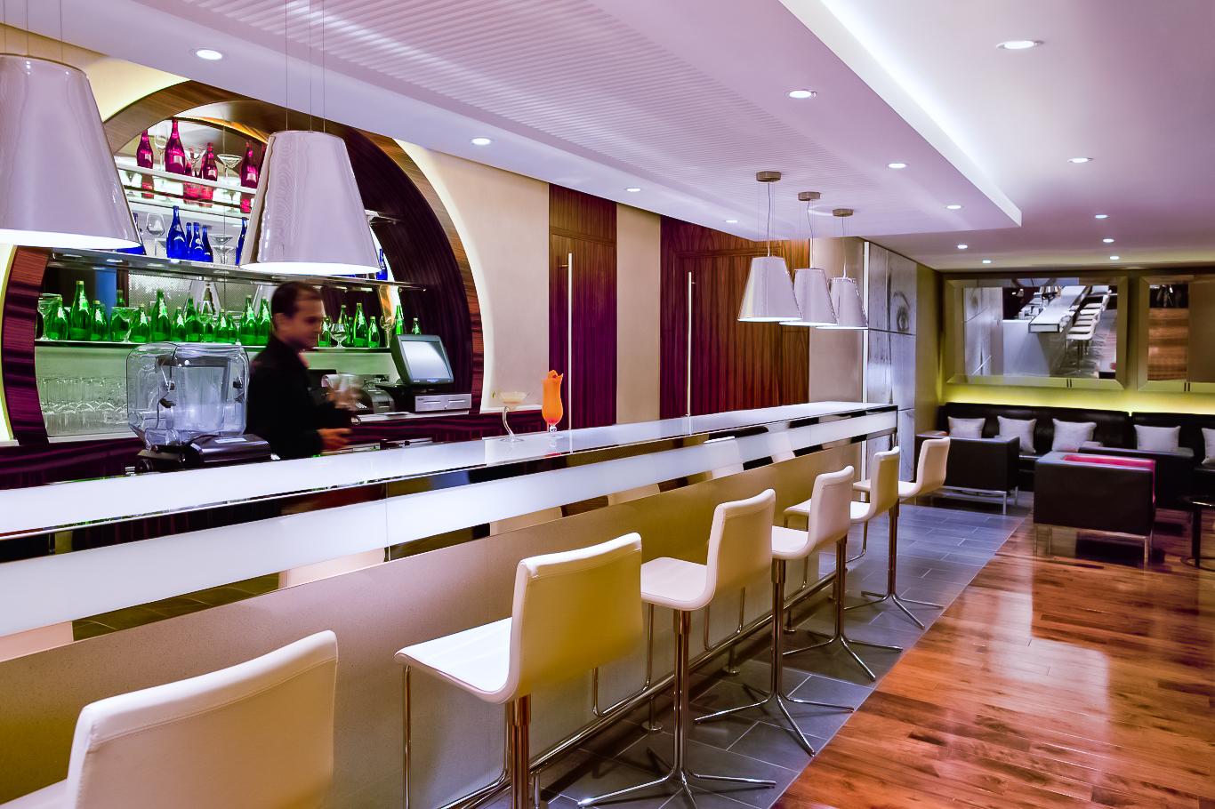 Bar/Salón Centro Al Manhal by Rotana