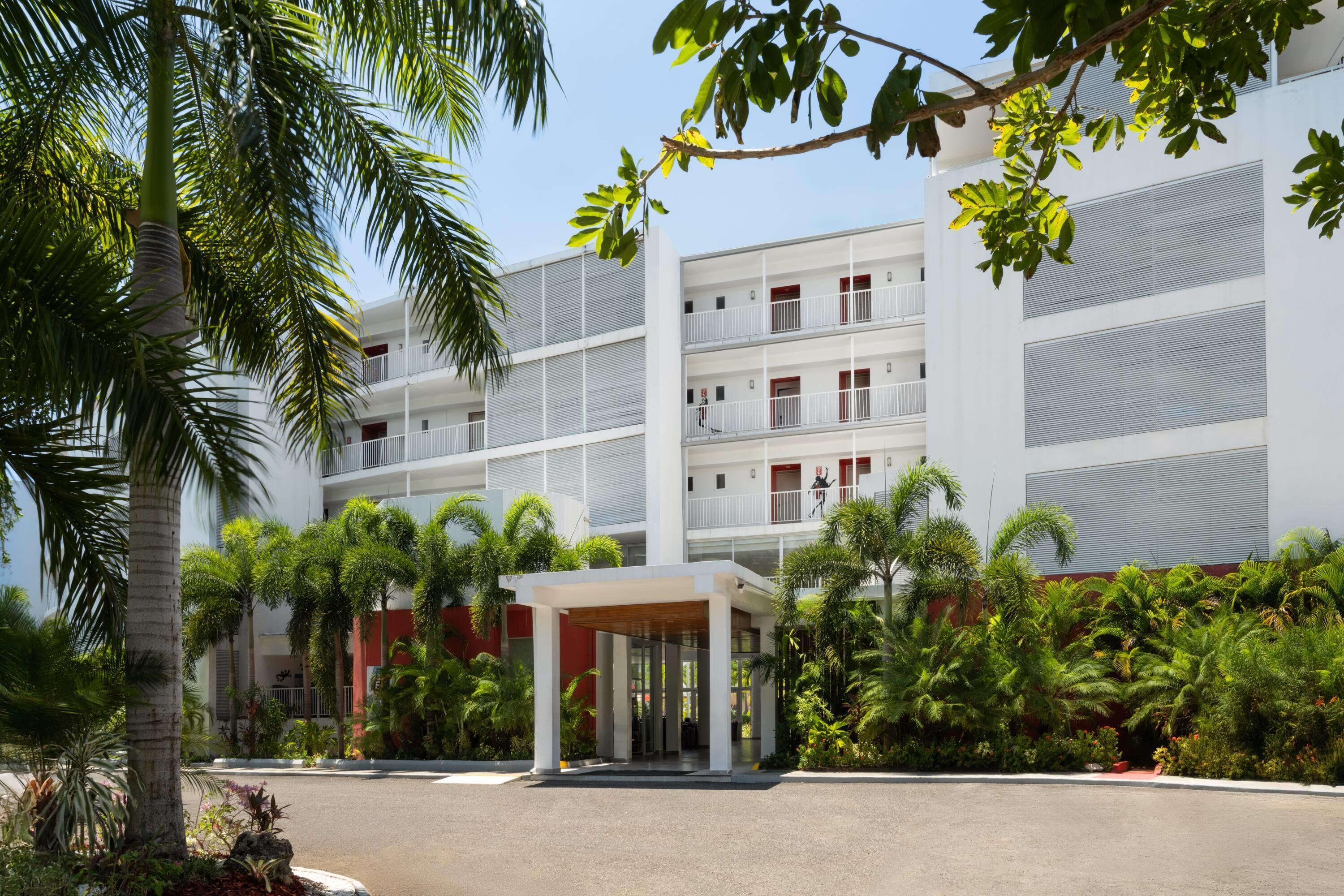 Vista Exterior Grand Decameron Cornwall Beach, A Trademark All-Inclusive Resort