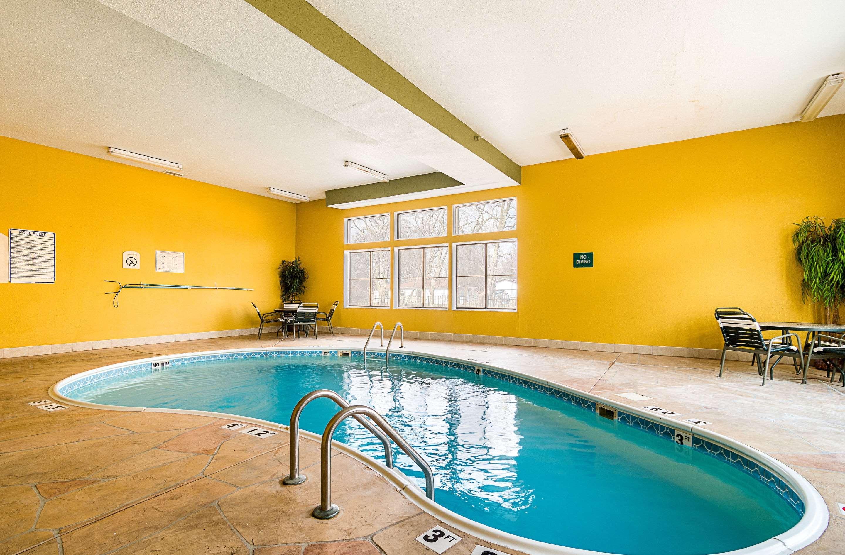 Vista Piscina Quality Inn & Suites near I-80 and I-294