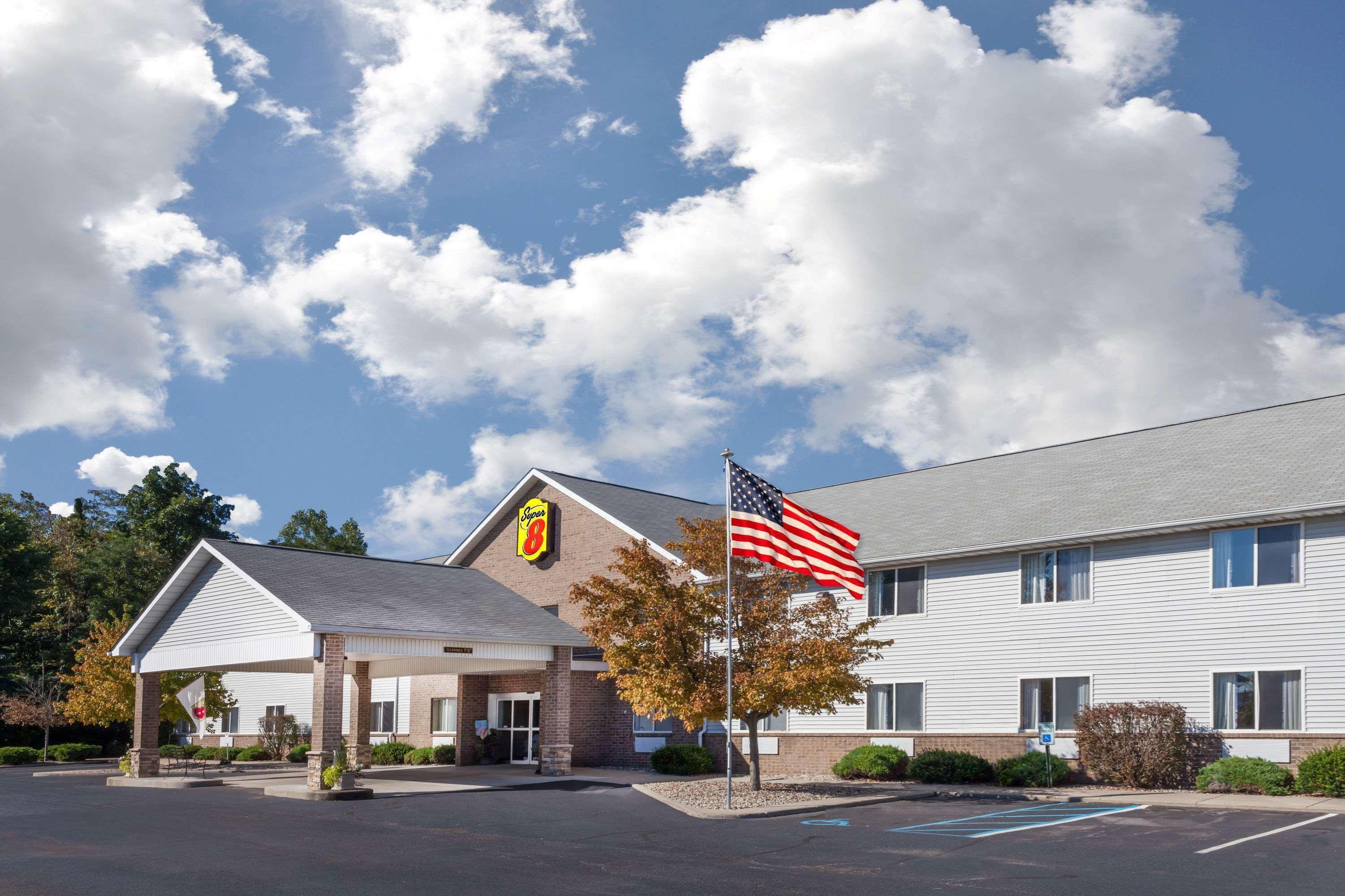 Vista Exterior Super 8 by Wyndham Adrian
