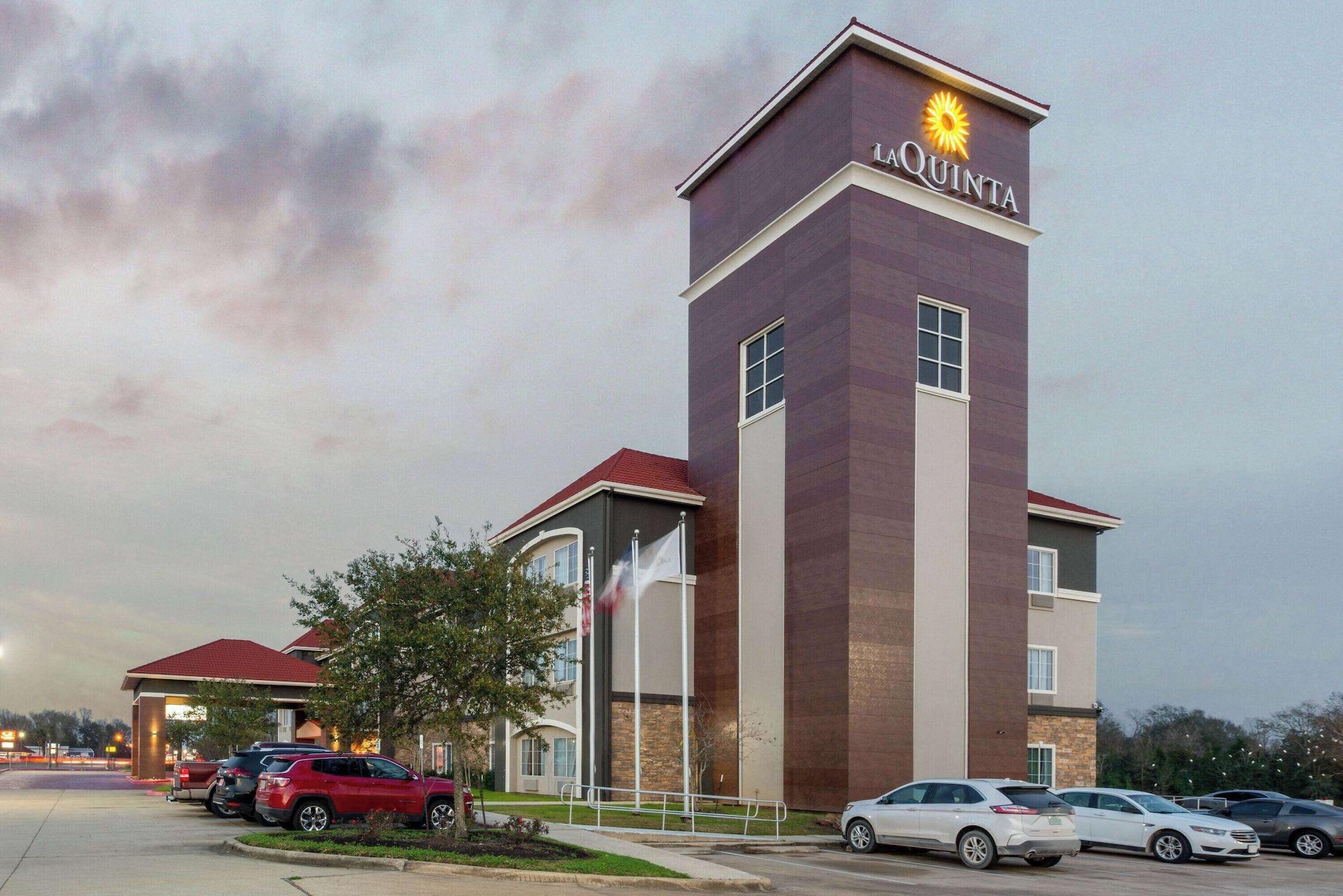 Vista Exterior La Quinta Inn & Suites by Wyndham Bridge City