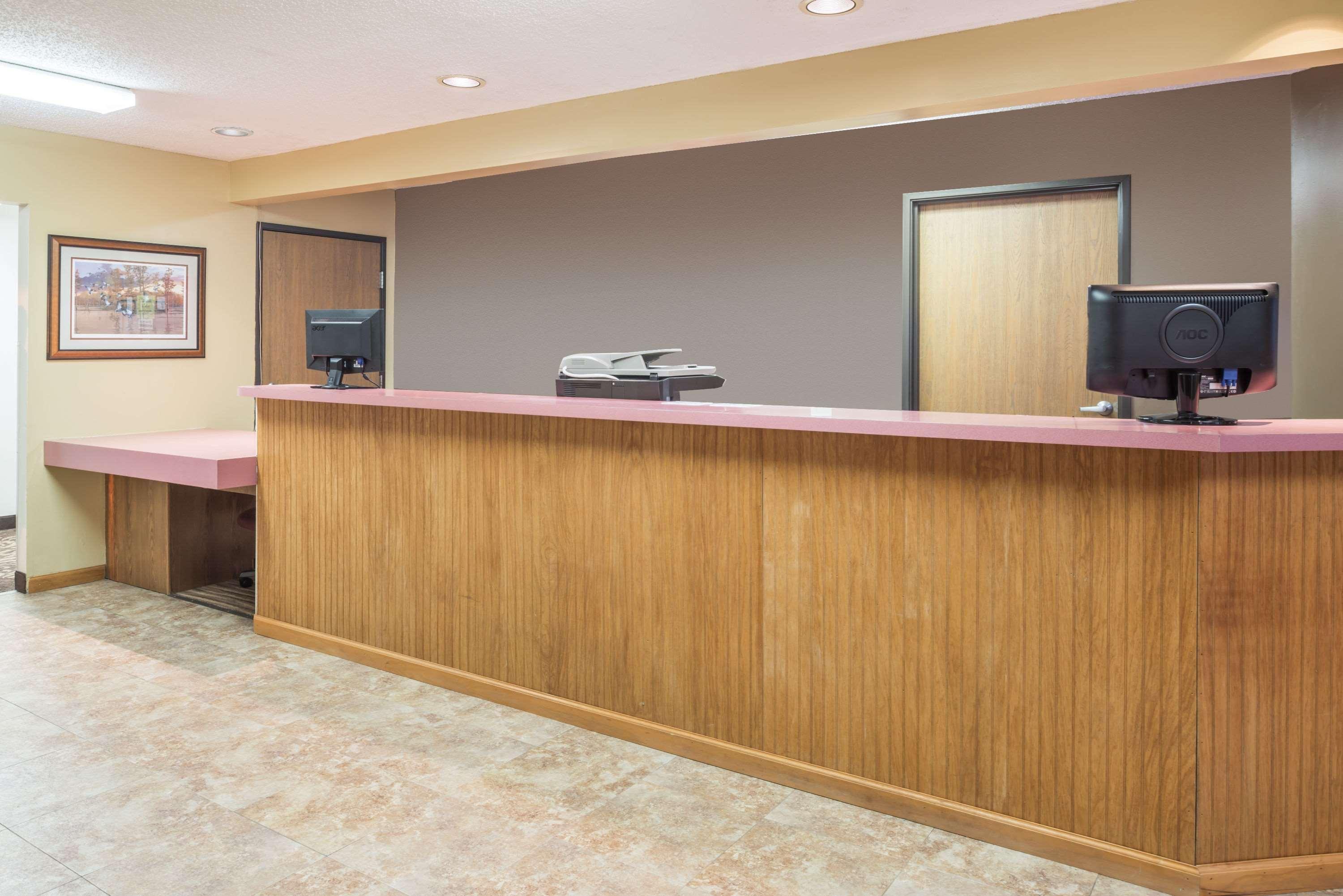 Vista Lobby Super 8 by Wyndham Jerseyville