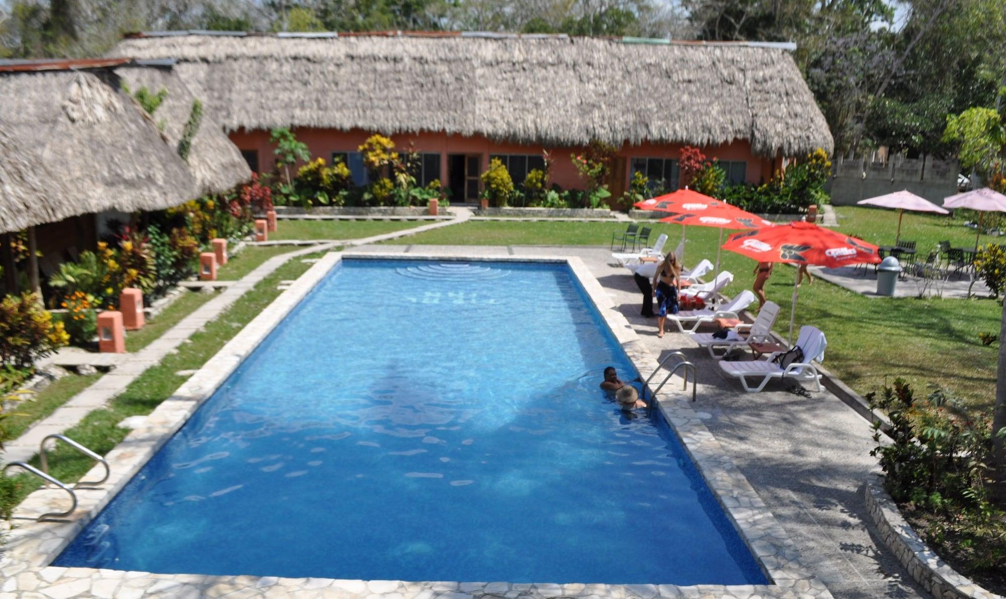 Vista Piscina Hotel Tikal Inn