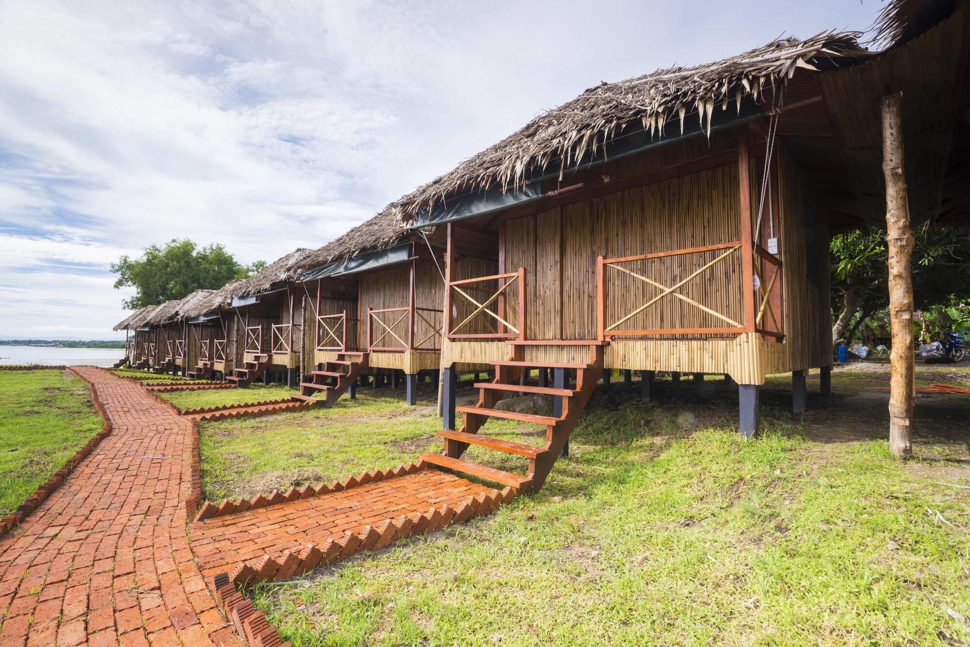Vista Exterior 9 Huts on a Hill