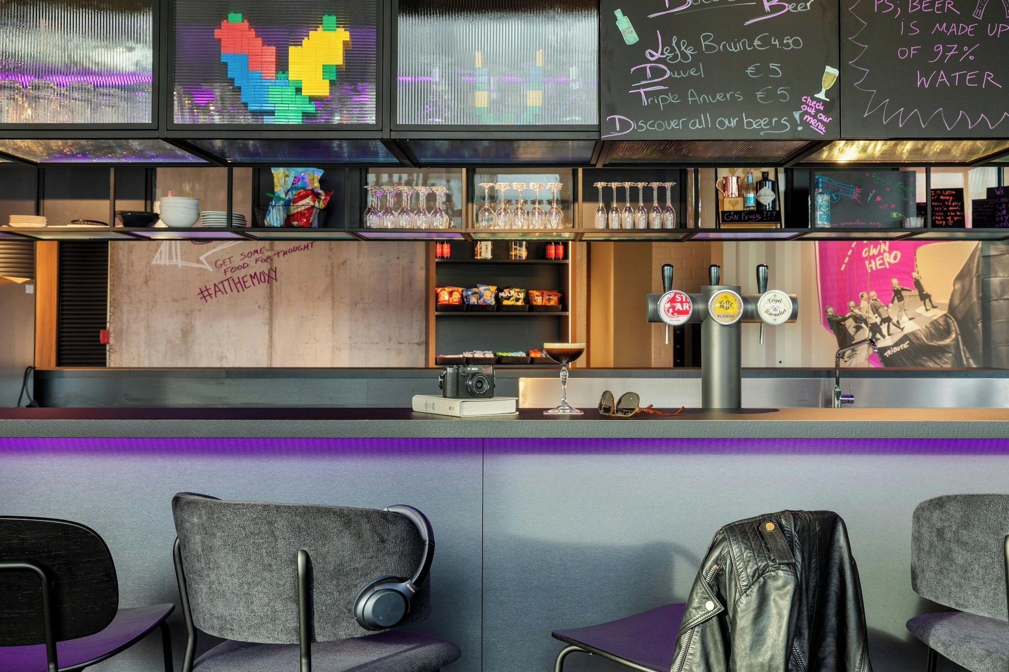 Bar/Salón Moxy Antwerp