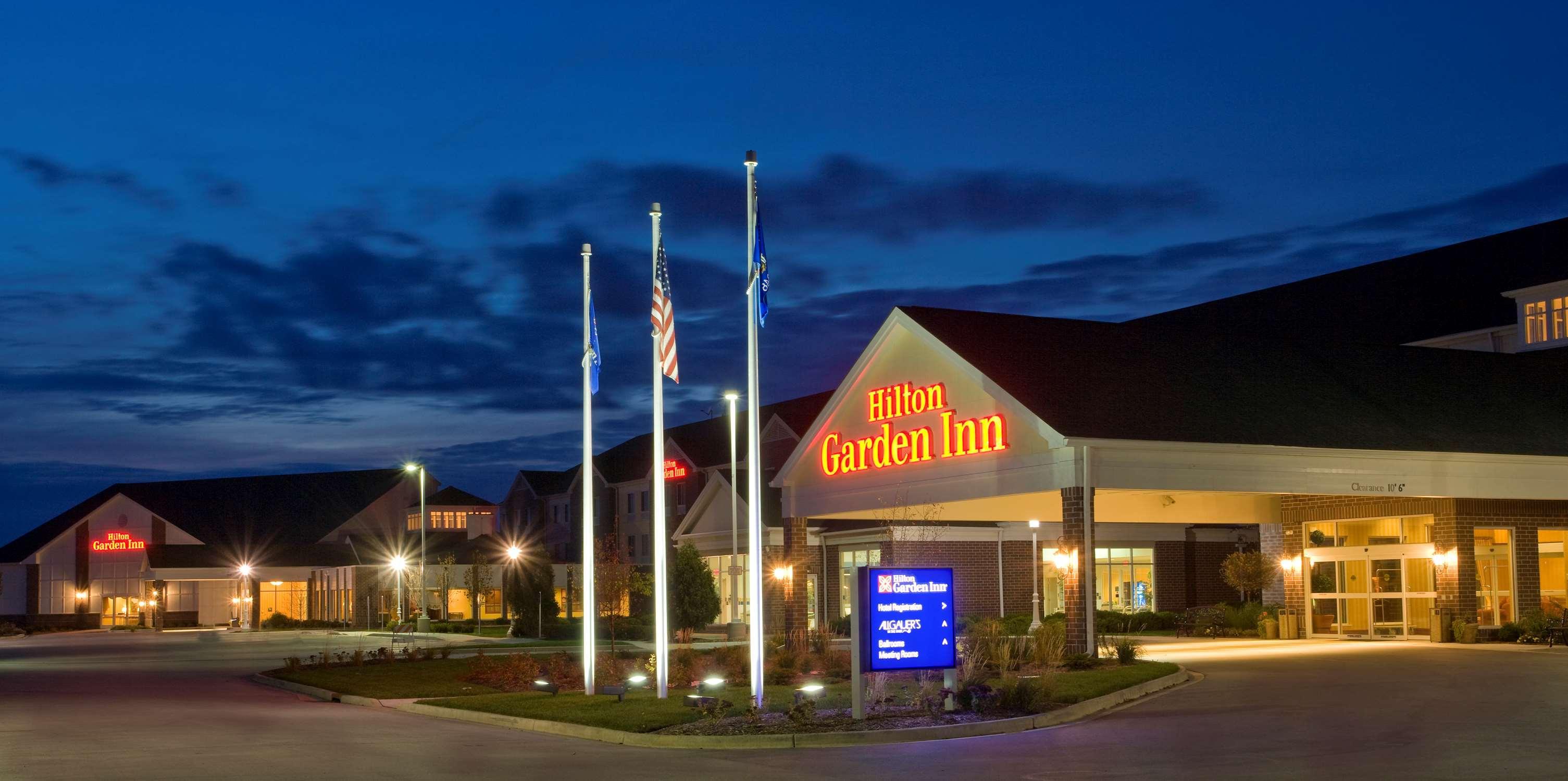 Vista Exterior Hilton Garden Inn Milwaukee Northwest Conference Center