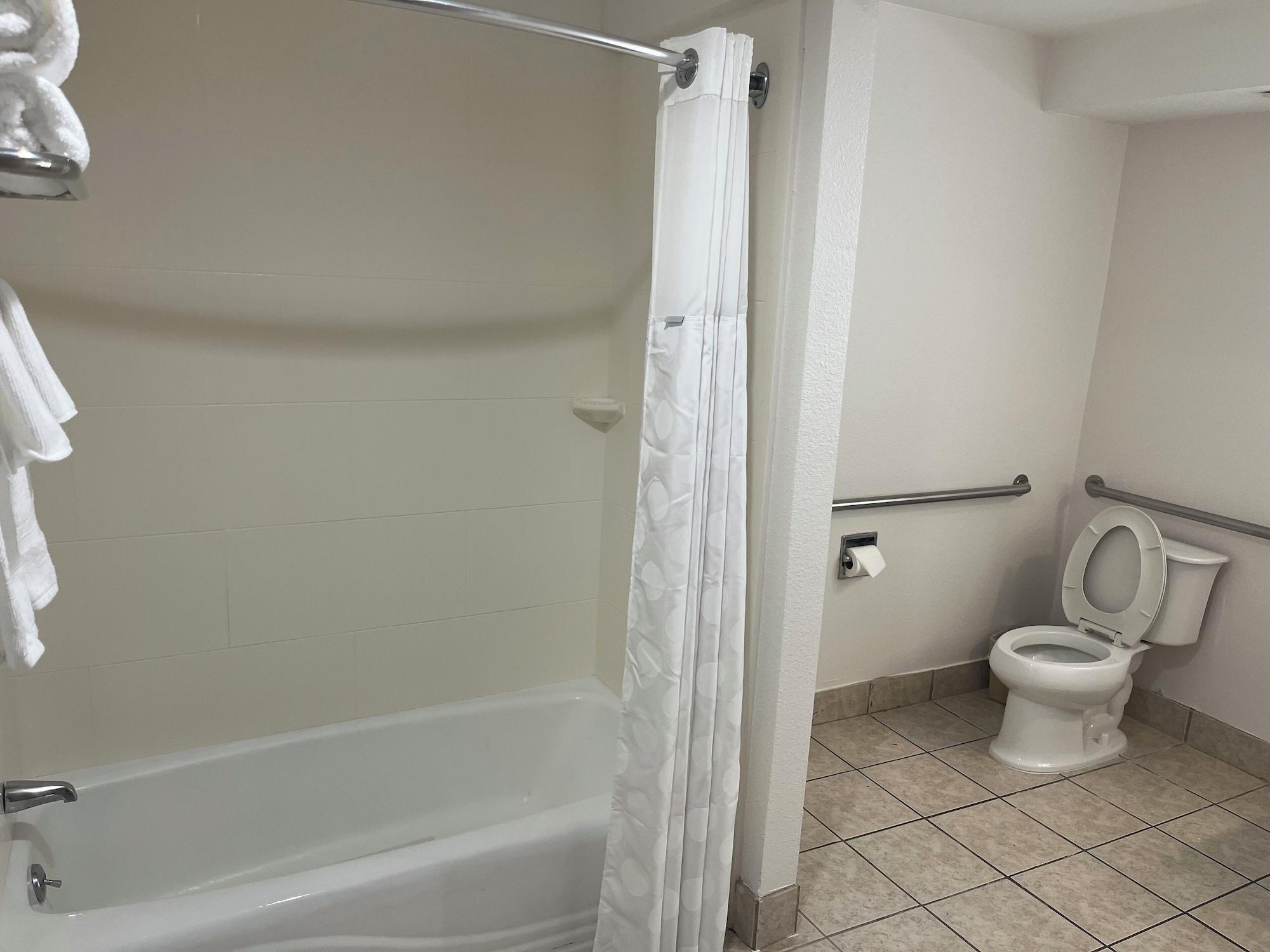 Equipamiento de Habitación Howard Johnson by Wyndham Malden Boston Area