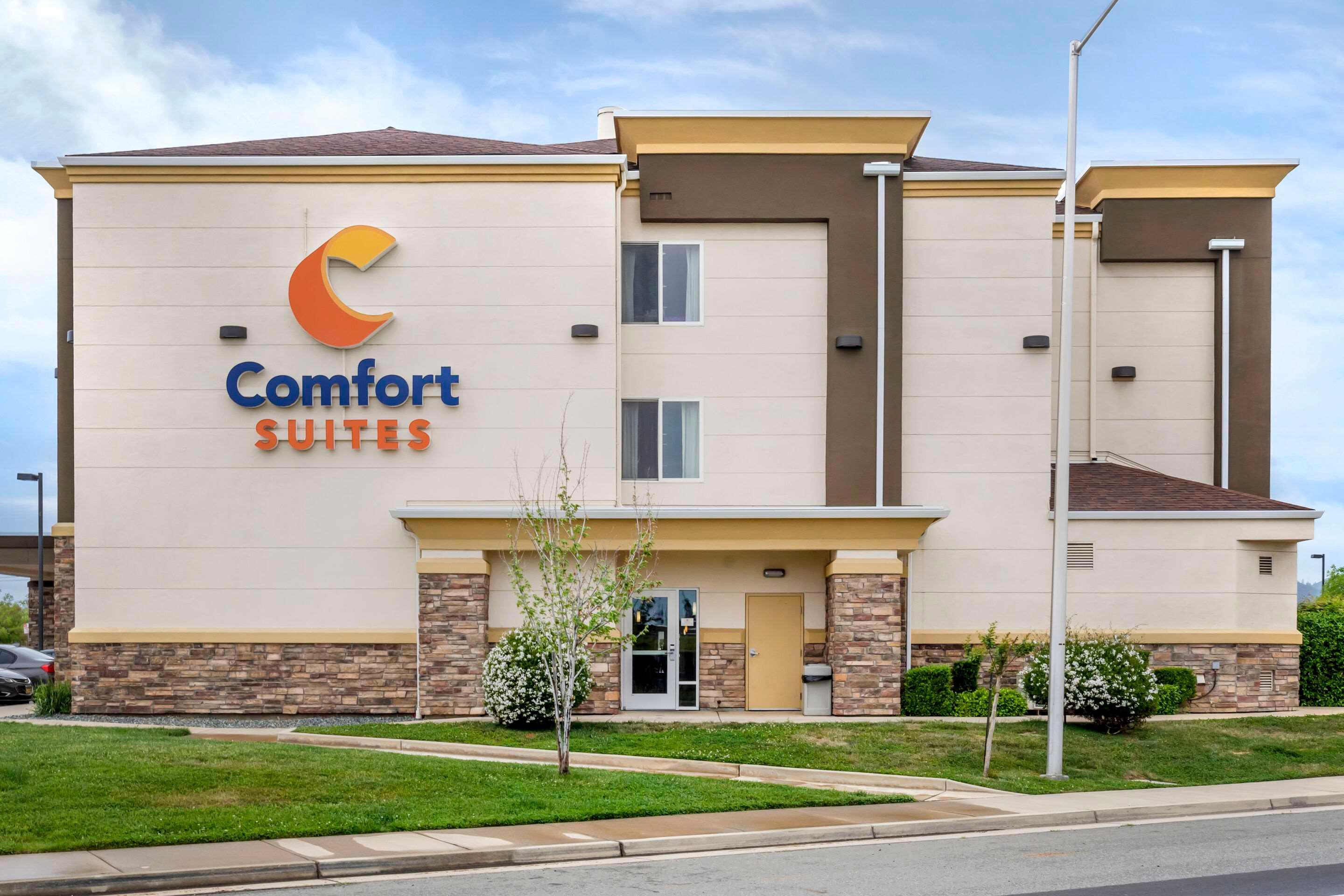 Vista Exterior Comfort Suites Redding - Shasta Lake
