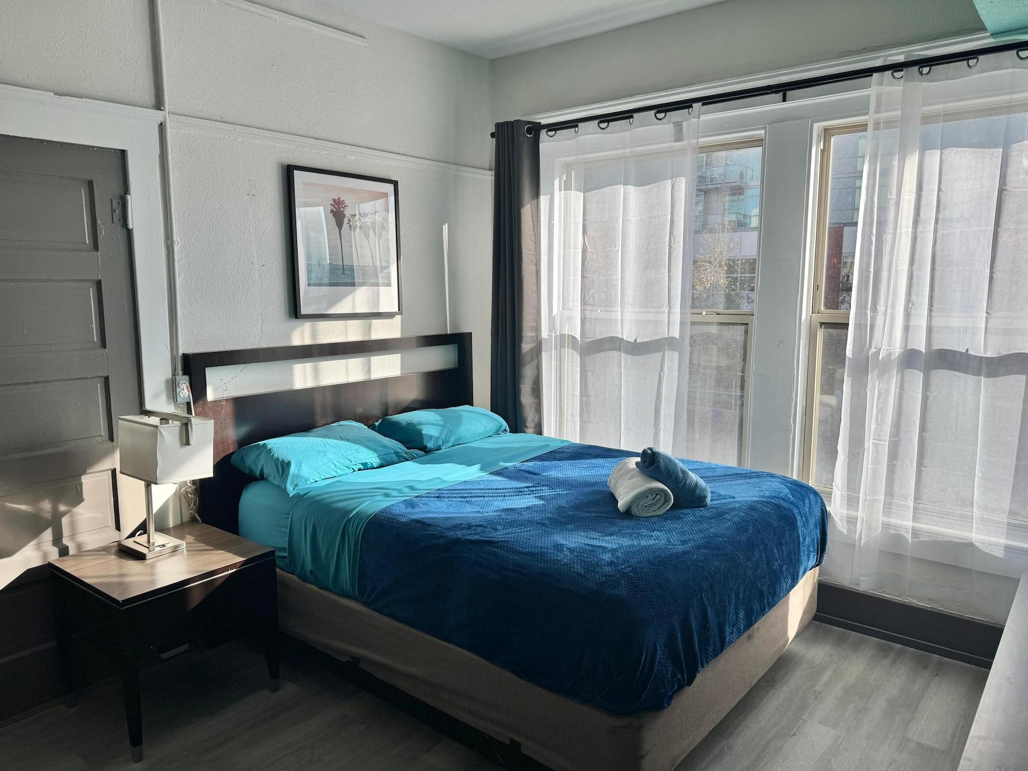 Varios Lucky D's Hostel