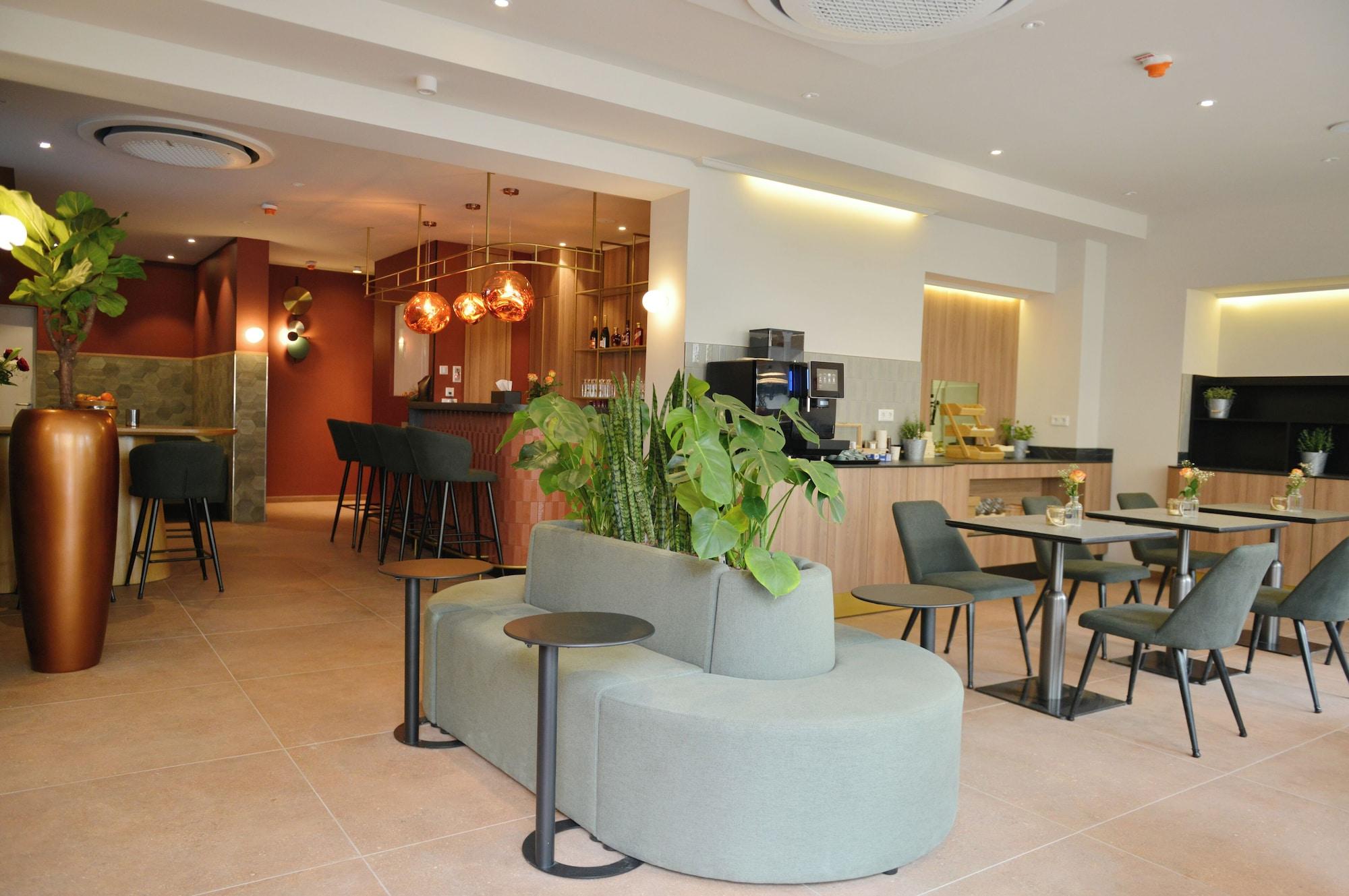 Bar/Salón Day8 Hotel