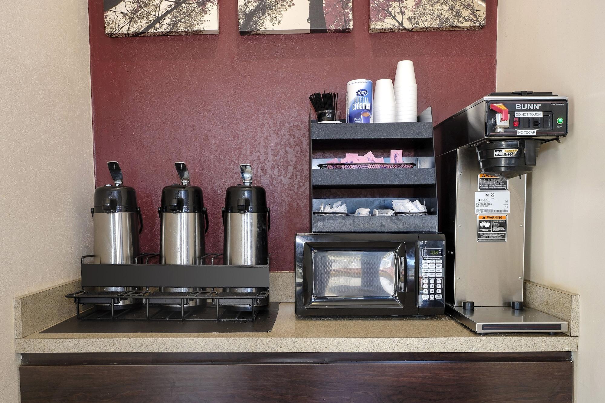 Vista Lobby Red Roof Inn Atlanta - Suwanee/ Mall of Georgia