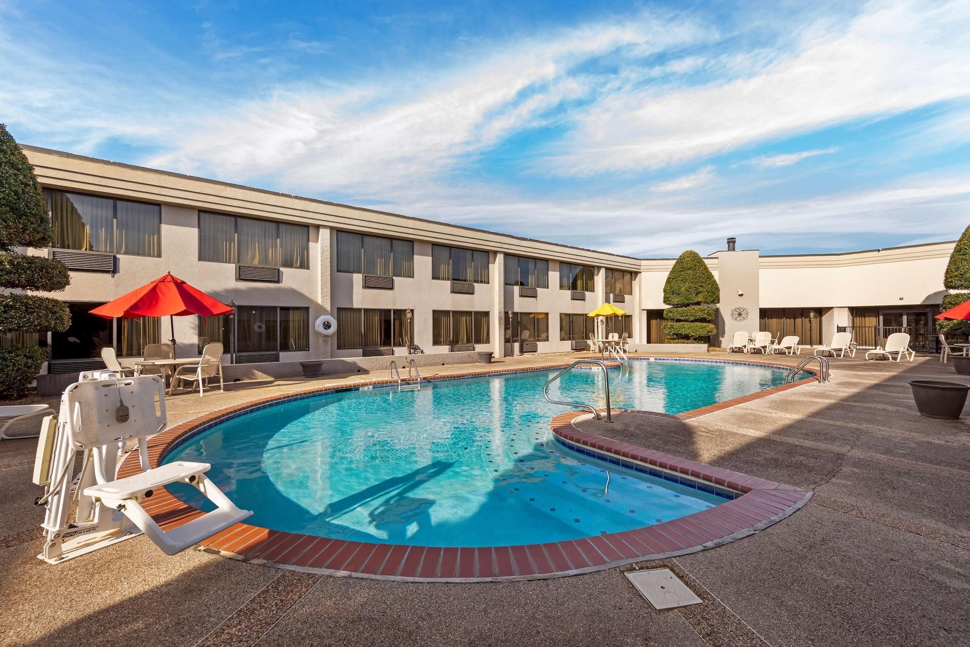 Vista Piscina Best Western Plus Madison-Huntsville Hotel