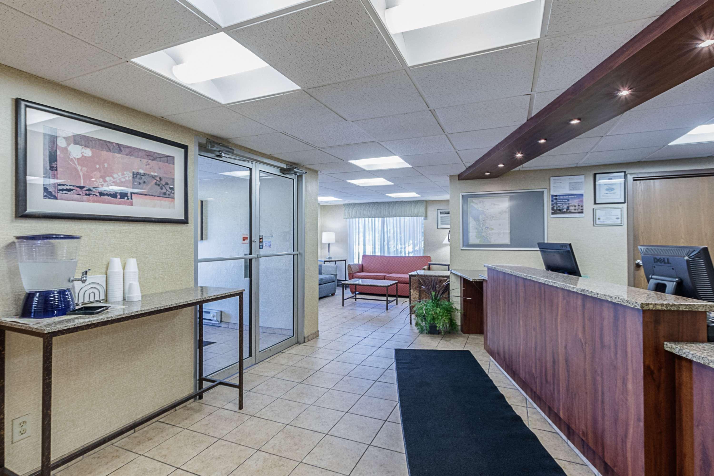 Vista Lobby Days Inn by Wyndham La Crosse