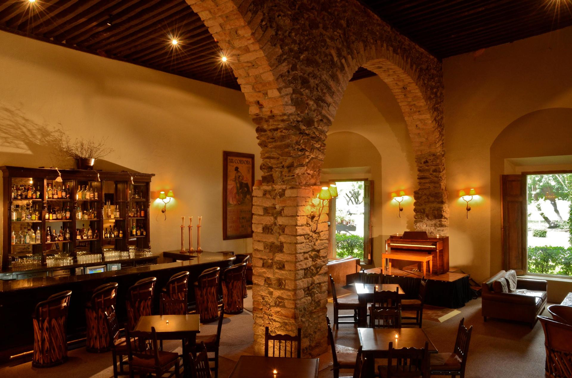 Bar/lounge Hacienda Jurica by Brisas
