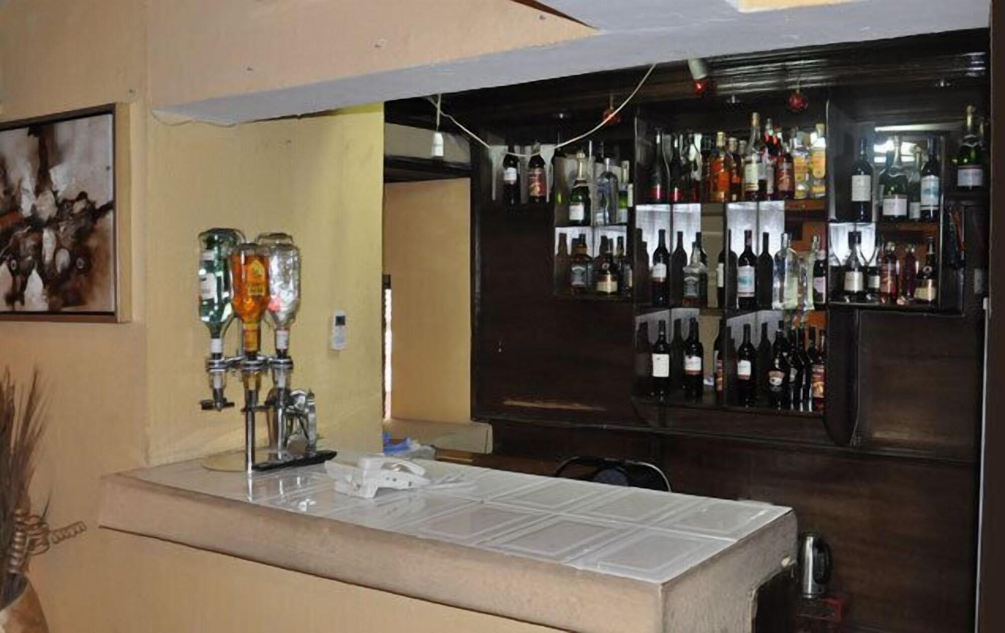 Bar/Salón Solitude Hotel Yaba