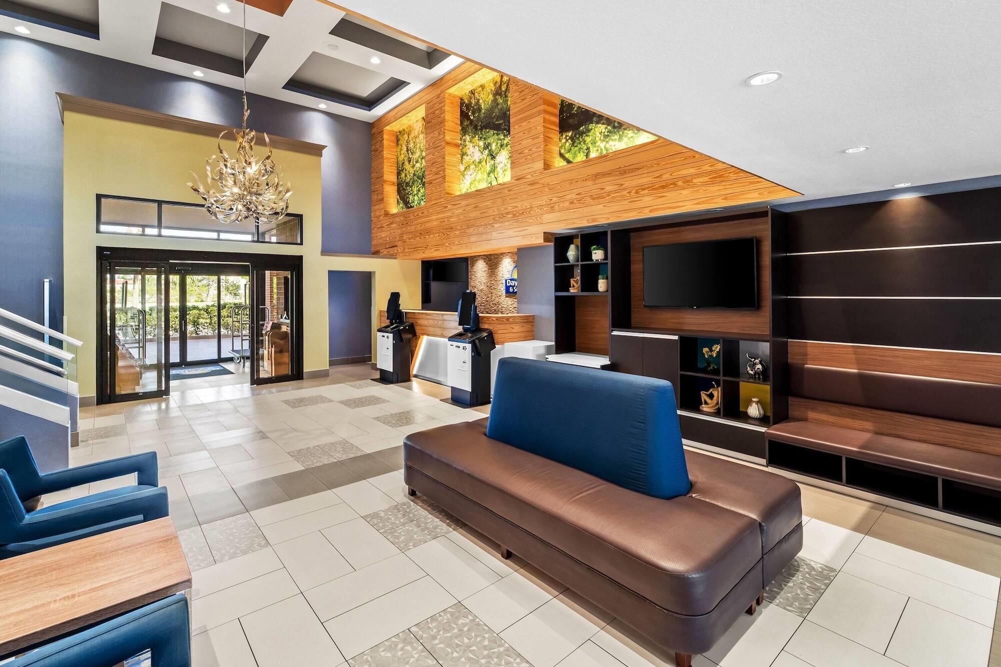 Vista Lobby Days Inn & Suites by Wyndham Fort Myers Near JetBlue Park